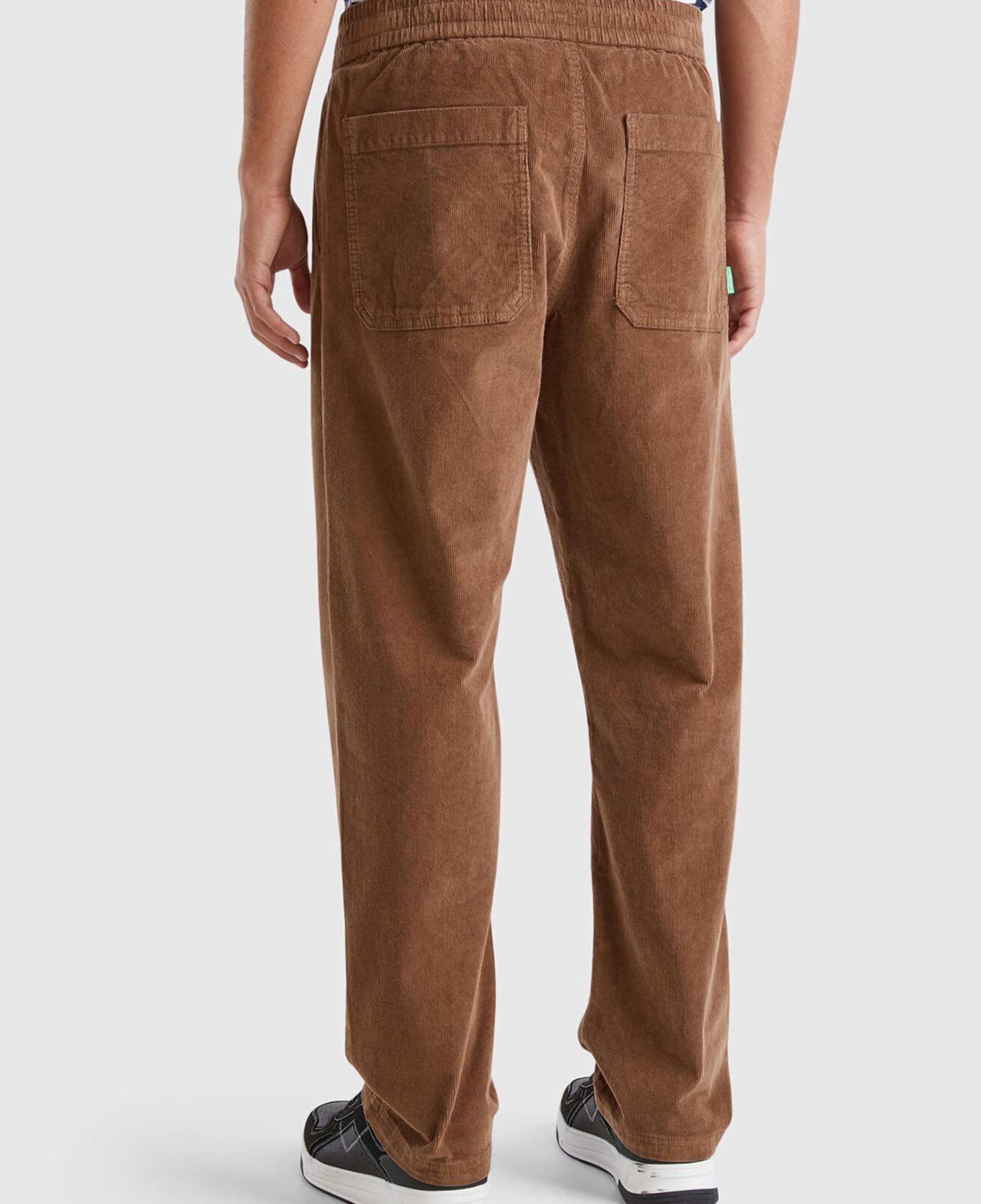 Erkek Kahverengi Pamuk Karışımlı Önü ve Arkası Cepli Büzgü İpli Kadife Pantolon