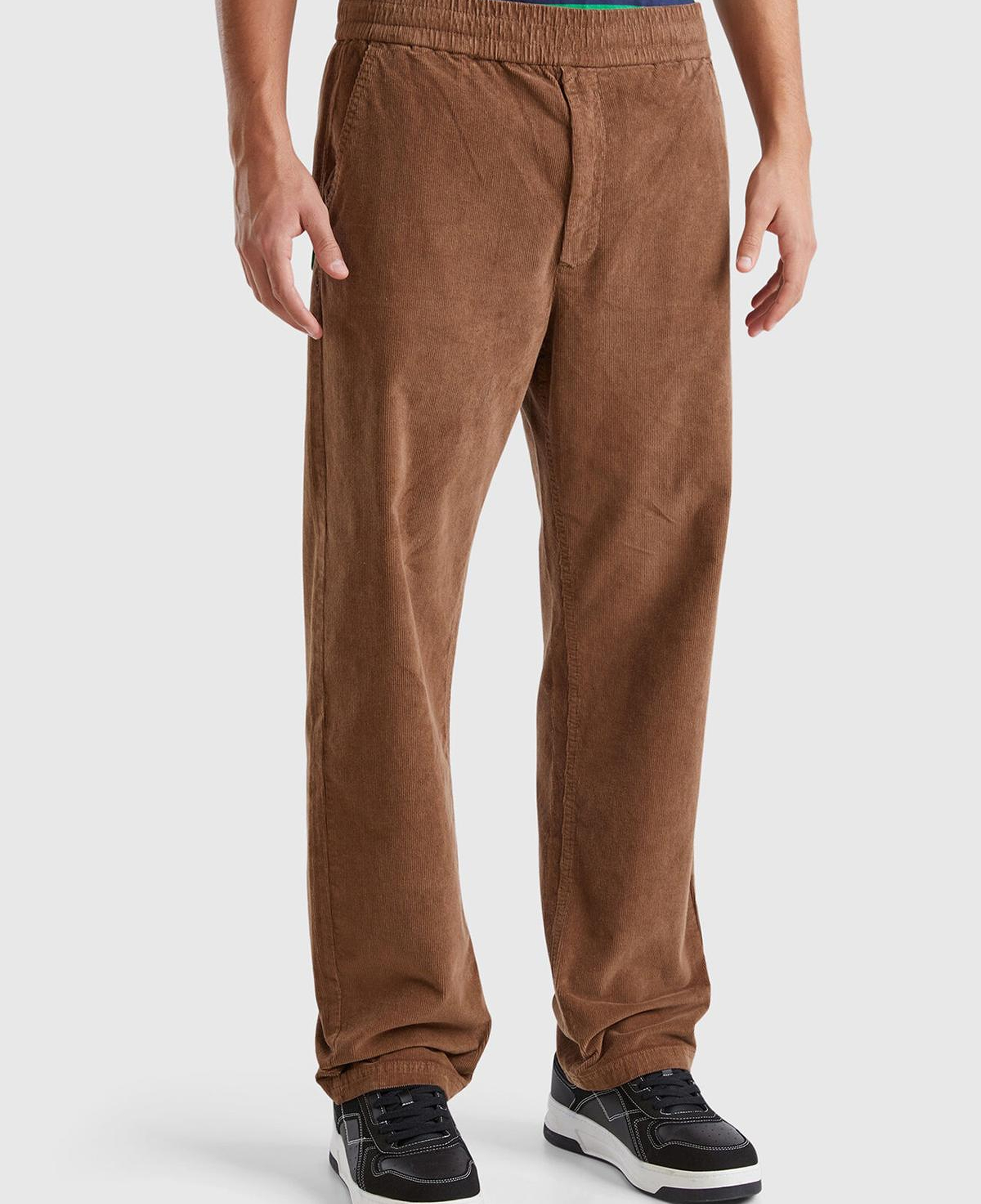 Erkek Kahverengi Pamuk Karışımlı Önü ve Arkası Cepli Büzgü İpli Kadife Pantolon