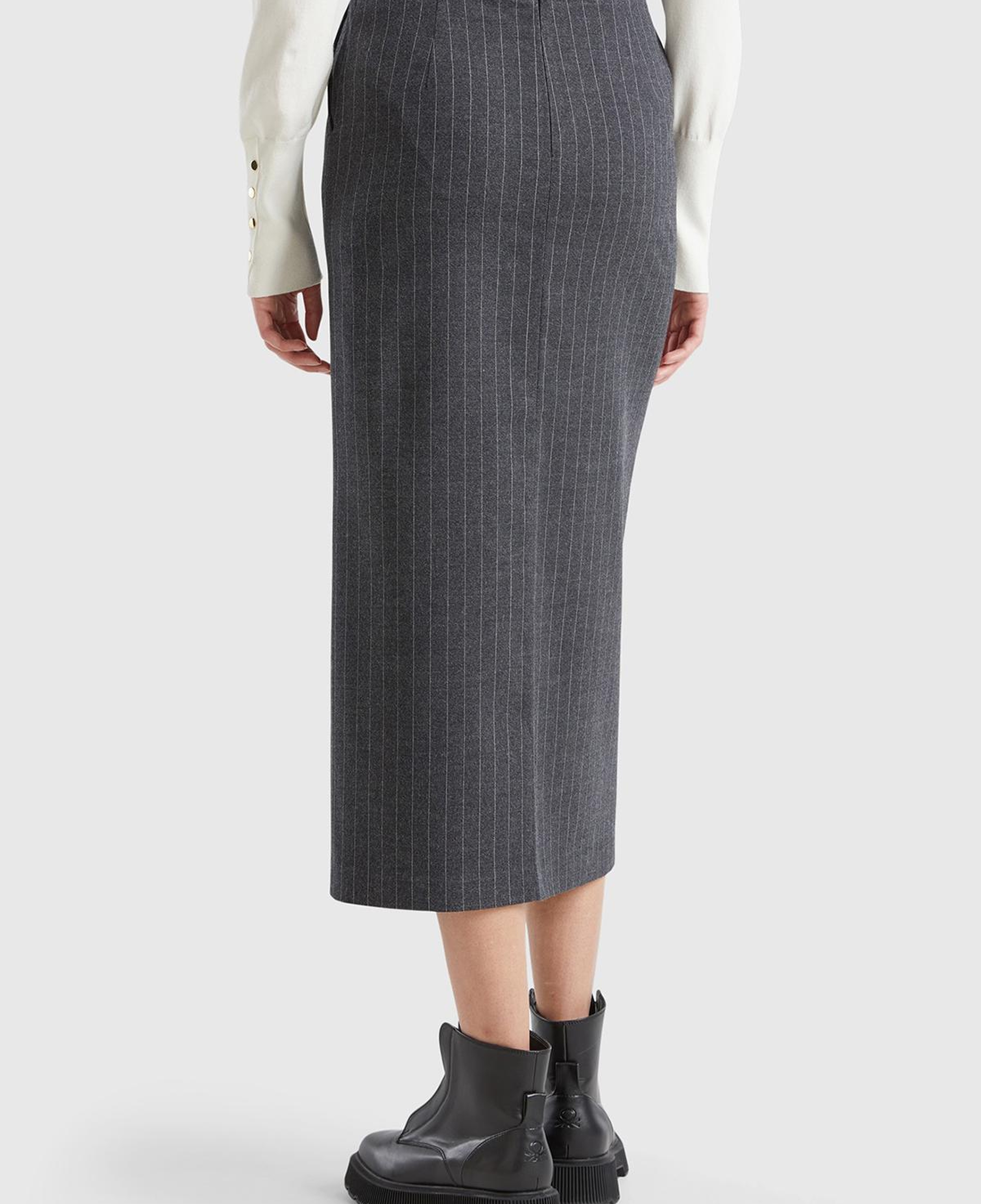 Kadın Antrasit Viskoz Karışımlı Cepli Önü Yırtmaçlı Çizgili Midi Etek