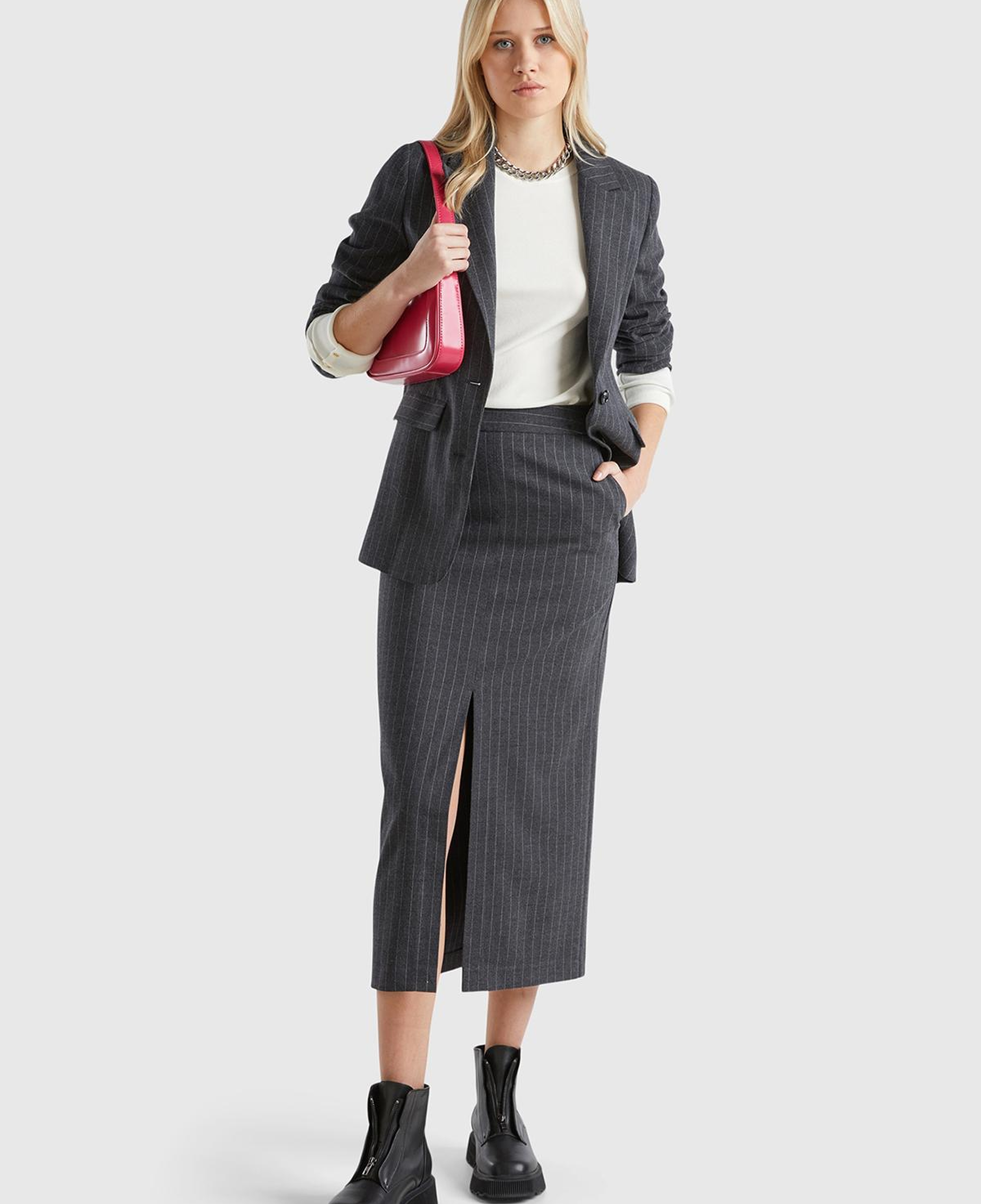 Kadın Antrasit Viskoz Karışımlı Cepli Önü Yırtmaçlı Çizgili Midi Etek