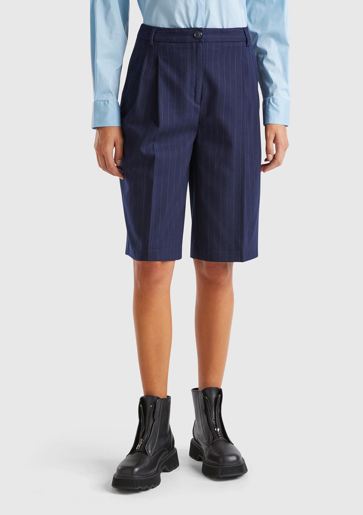 Kadın Lacivert Viskoz Karışımlı Pile Detaylı İnce Çizgili Bermuda Şort