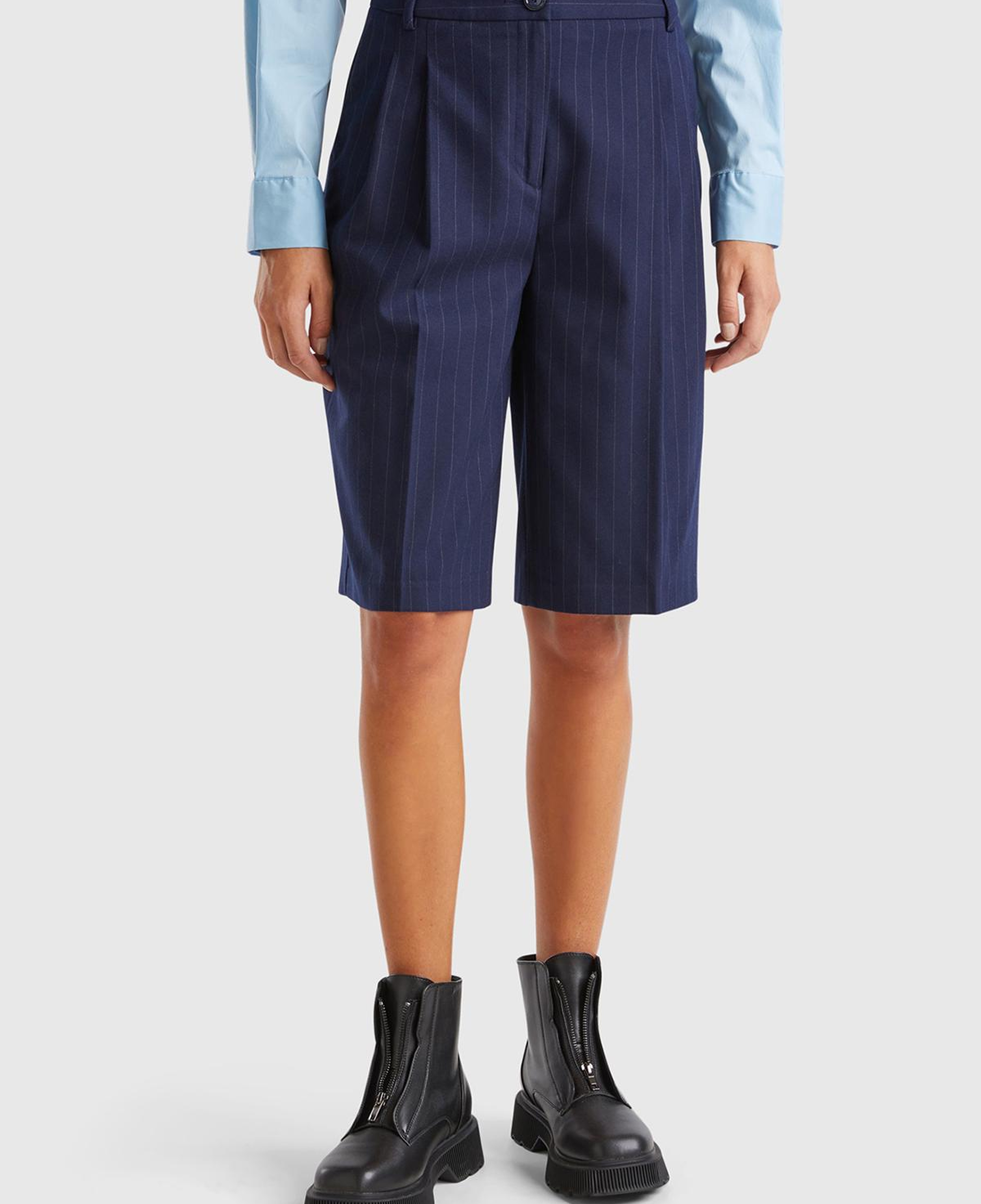 Kadın Lacivert Viskoz Karışımlı Pile Detaylı İnce Çizgili Bermuda Şort