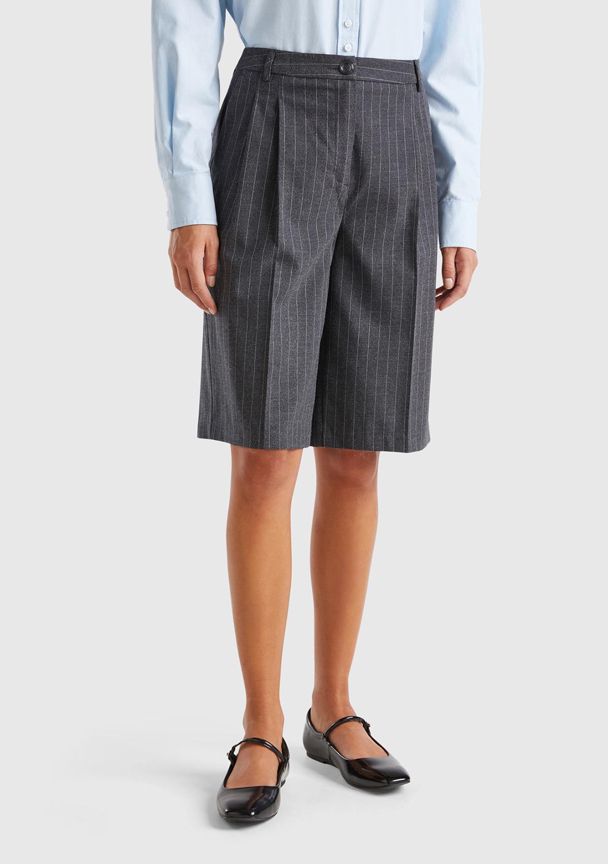 Kadın Antrasit Viskoz Karışımlı Pile Detaylı İnce Çizgili Bermuda Şort