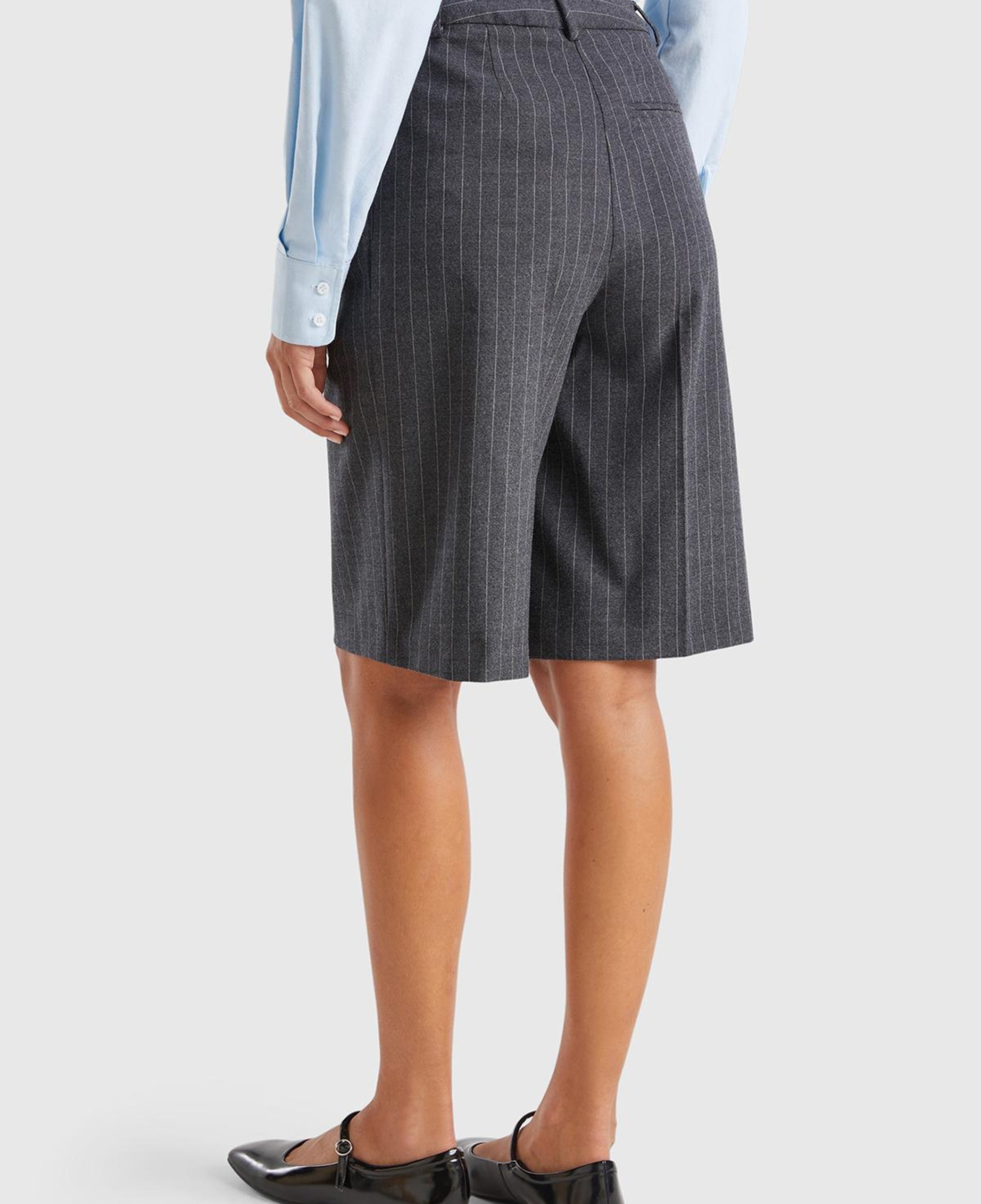 Kadın Antrasit Viskoz Karışımlı Pile Detaylı İnce Çizgili Bermuda Şort