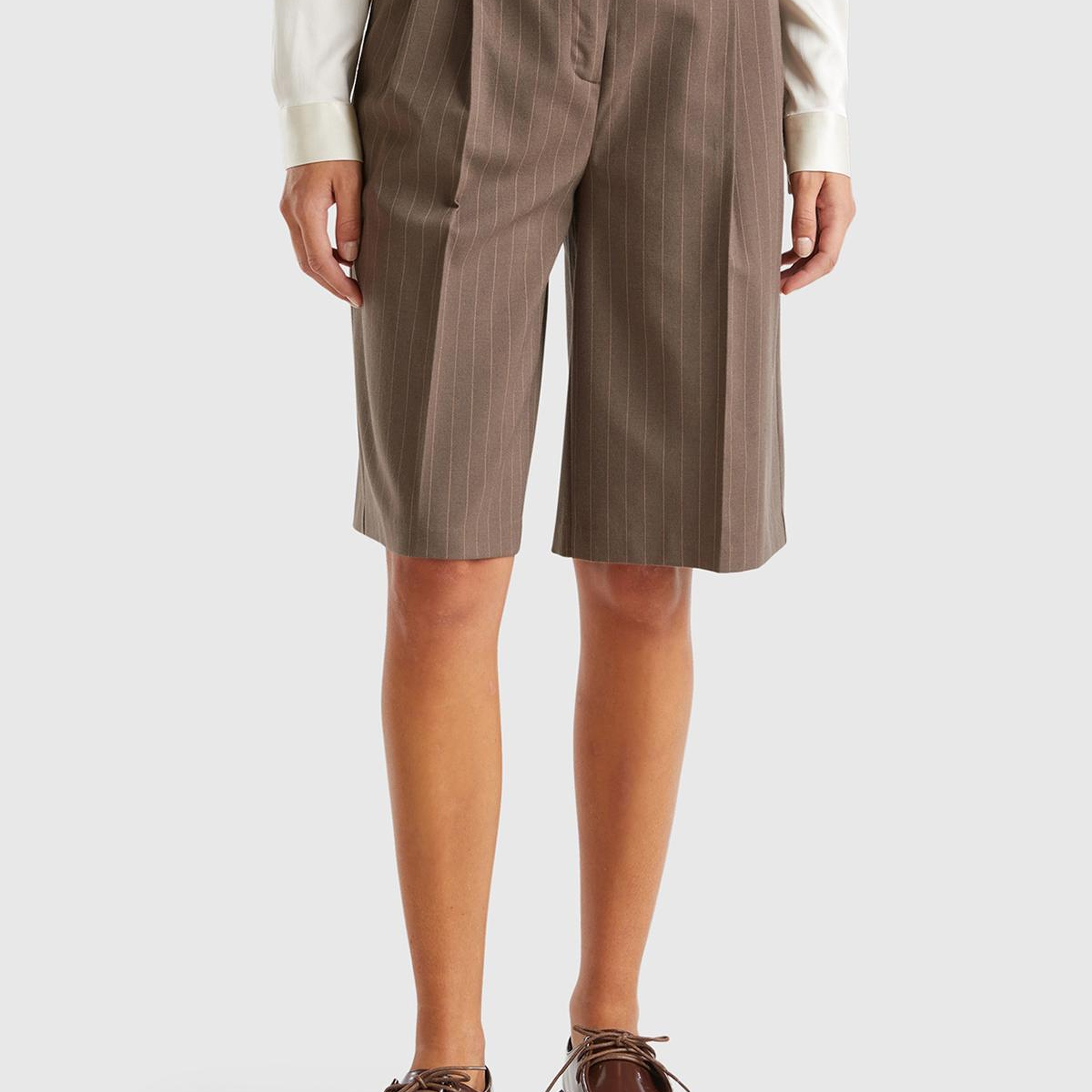 Kadın Taba Viskoz Karışımlı Pile Detaylı İnce Çizgili Bermuda Şort