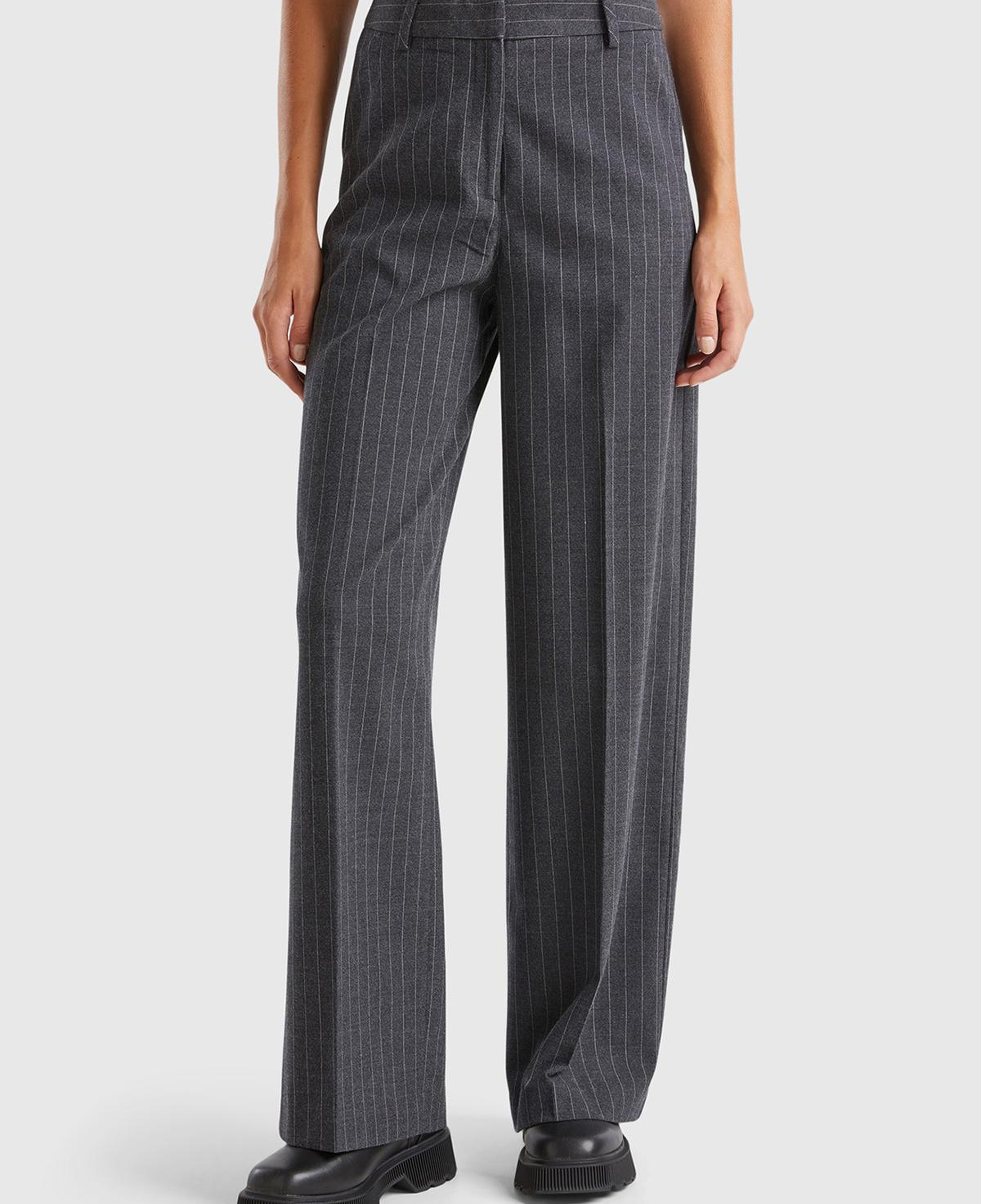 Kadın Antrasit Viskoz Karışımlı Önü Cepli İnce Çizgili Geniş Paça Pantolon