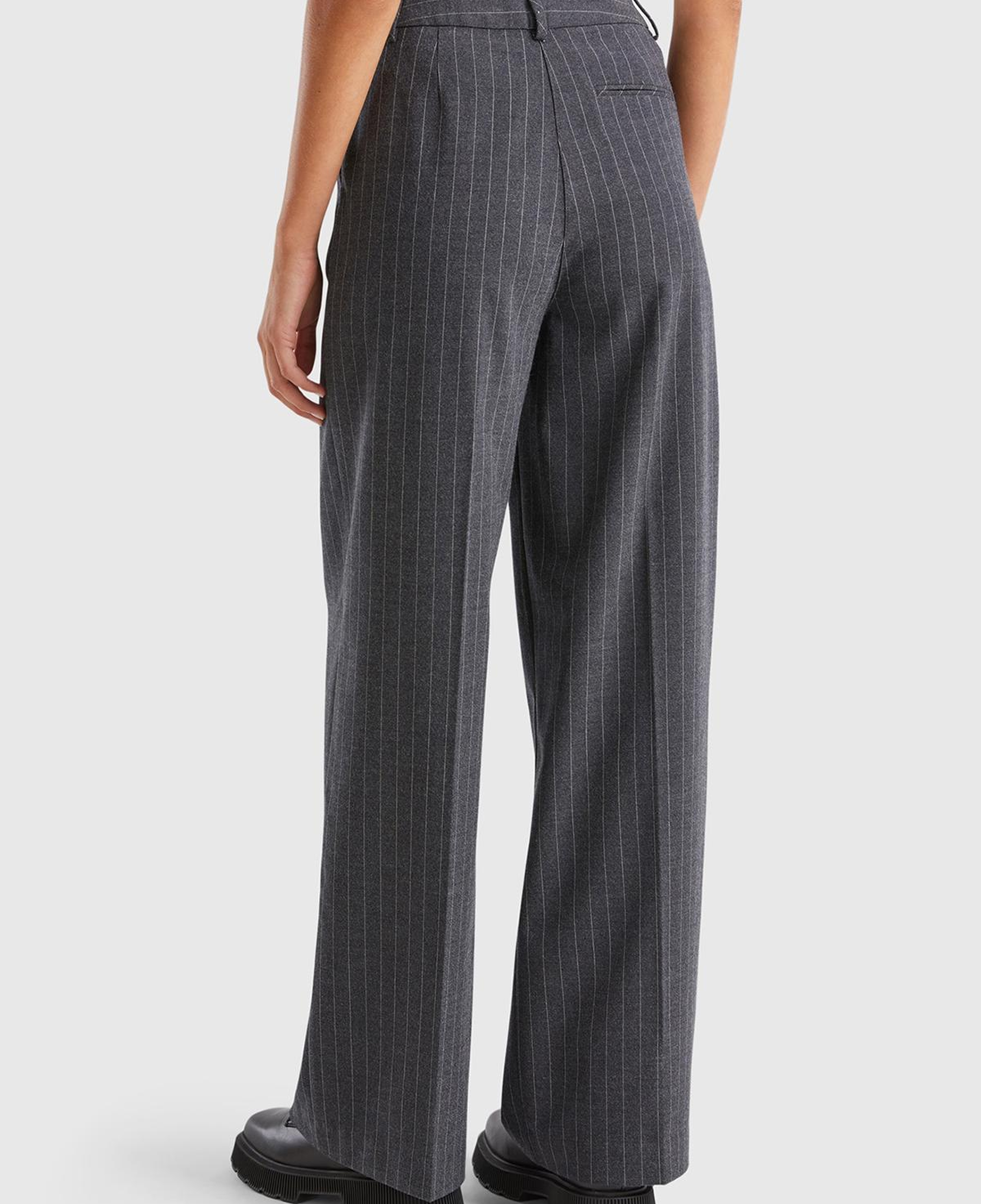 Kadın Antrasit Viskoz Karışımlı Önü Cepli İnce Çizgili Geniş Paça Pantolon
