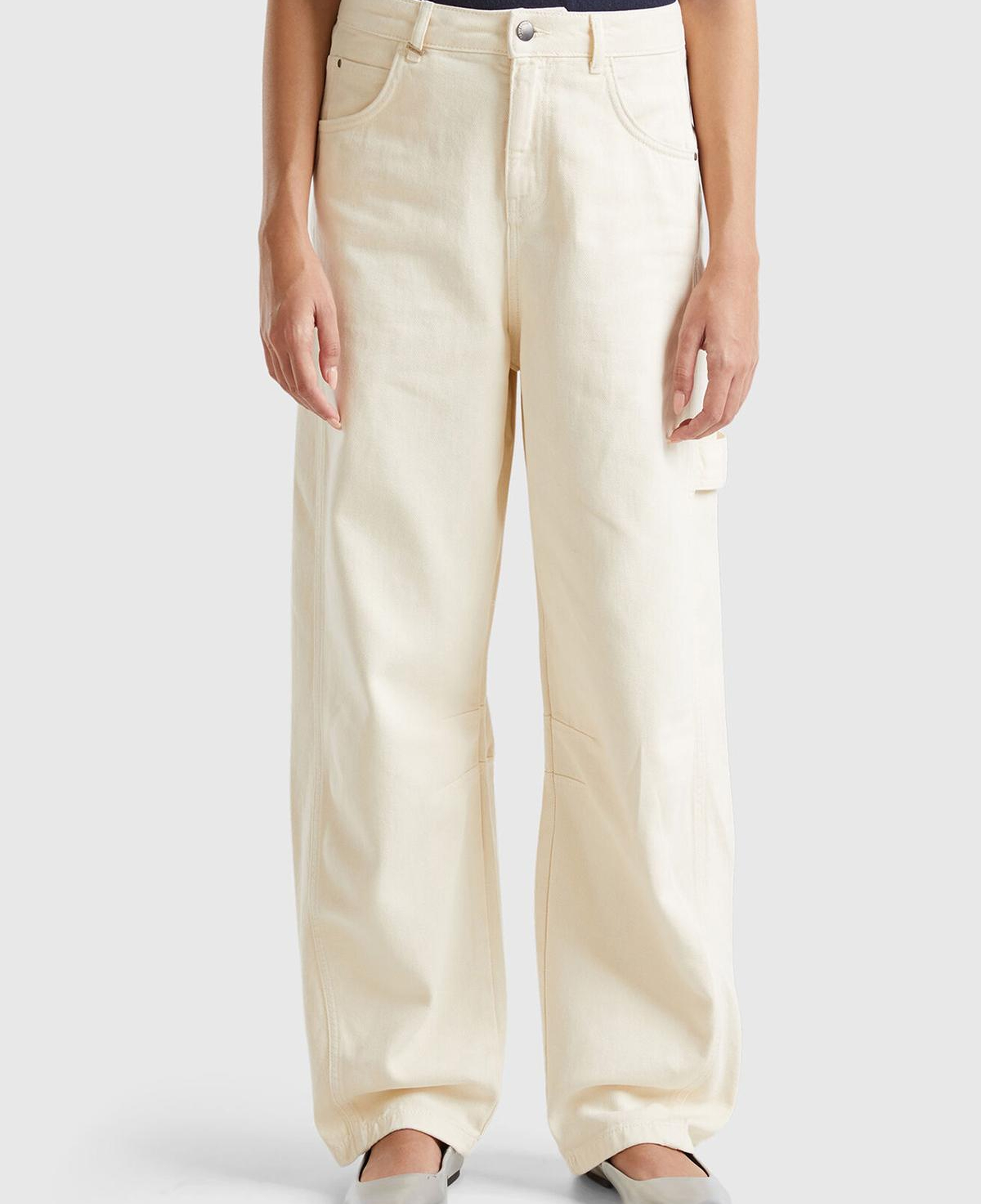 Kadın Beyaz %100 Pamuk Arkası Logo Etiketli Bol Kesim Pantolon