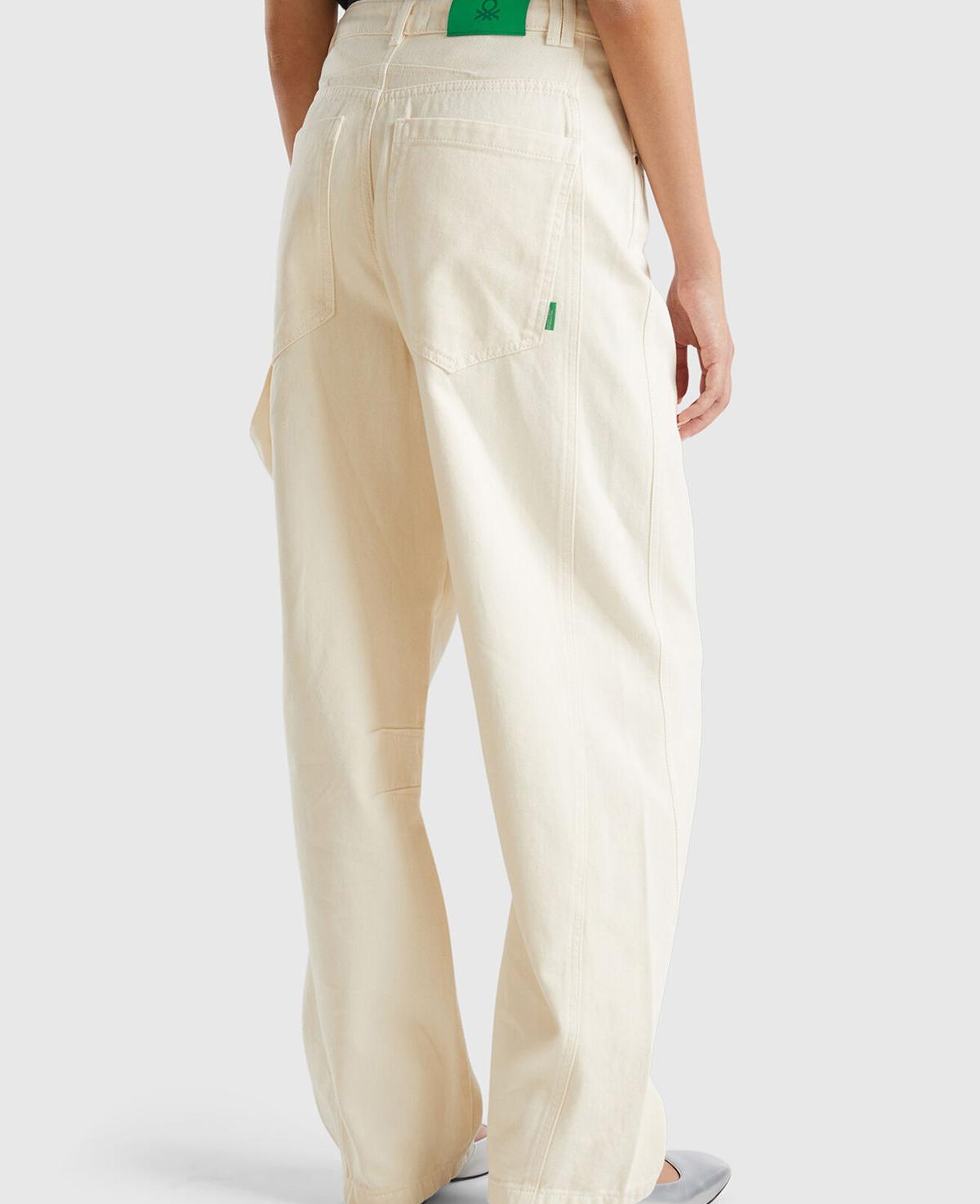 Kadın Beyaz %100 Pamuk Arkası Logo Etiketli Bol Kesim Pantolon