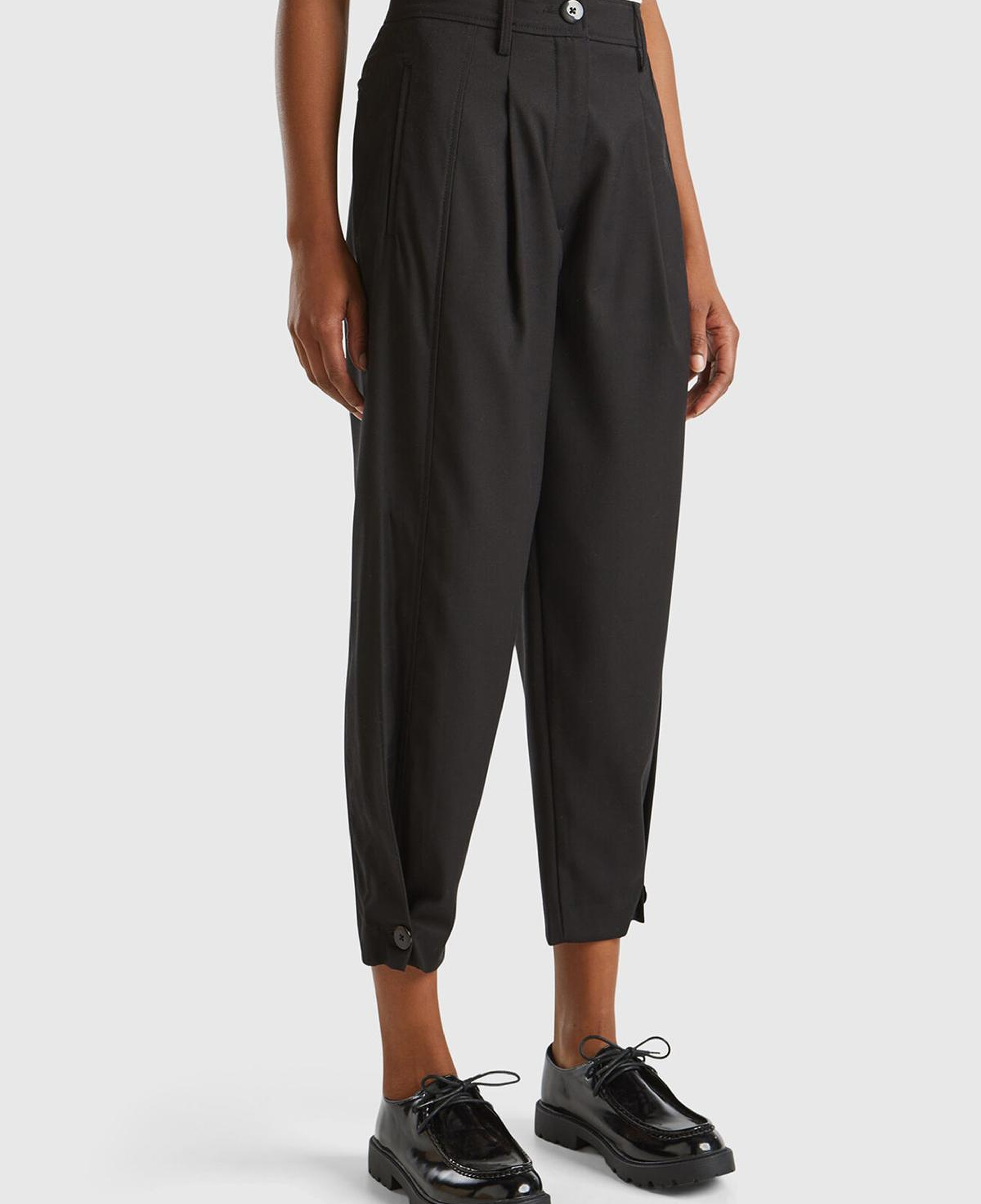 Kadın Siyah Yün ve Viskoz Karışımlı Paçası Düğme Detaylı Pantolon