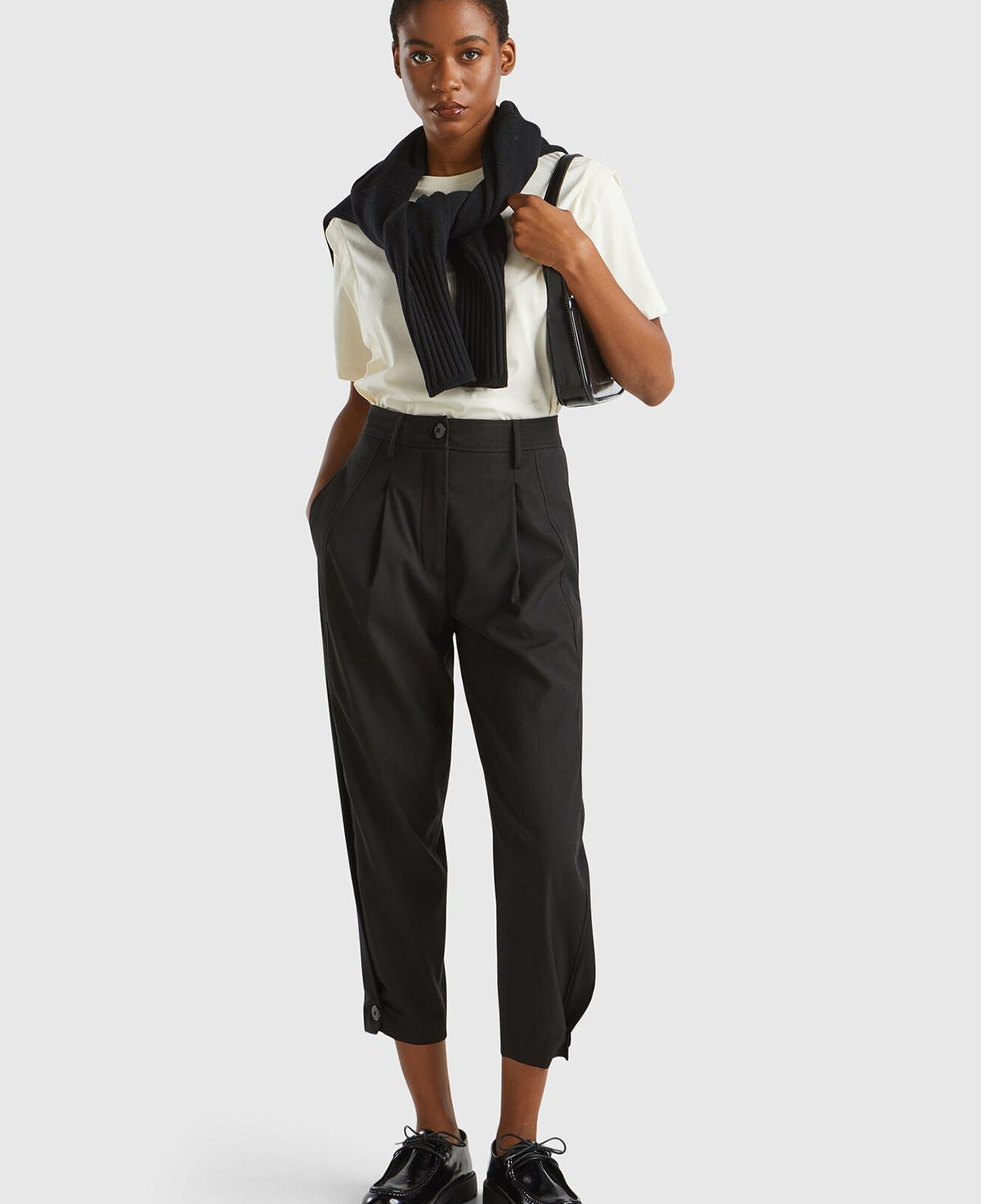 Kadın Siyah Yün ve Viskoz Karışımlı Paçası Düğme Detaylı Pantolon