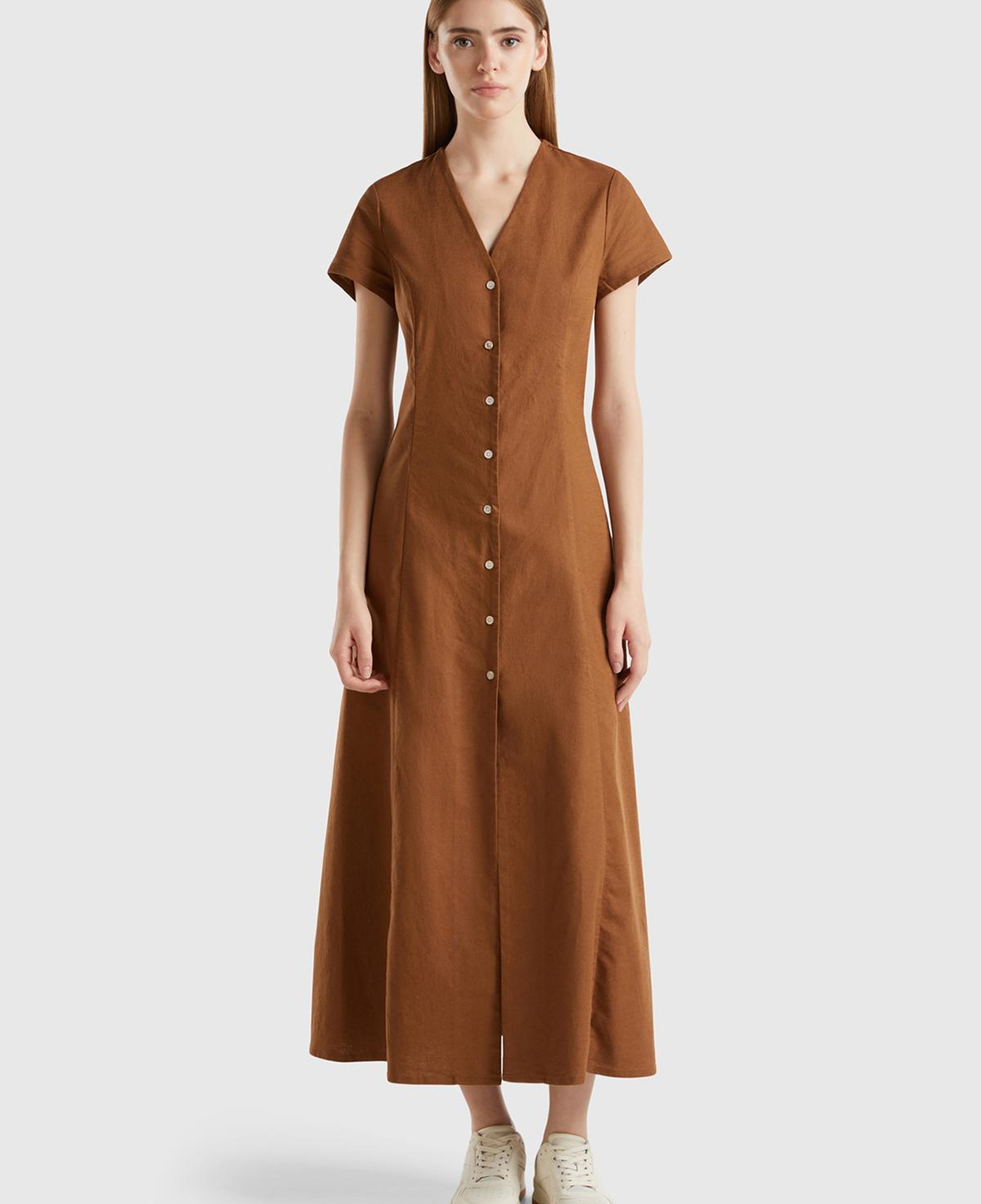 Kadın Kahverengi Keten ve Pamuk Karışımlı Önü Düğmeli Uzun V Yaka Elbise