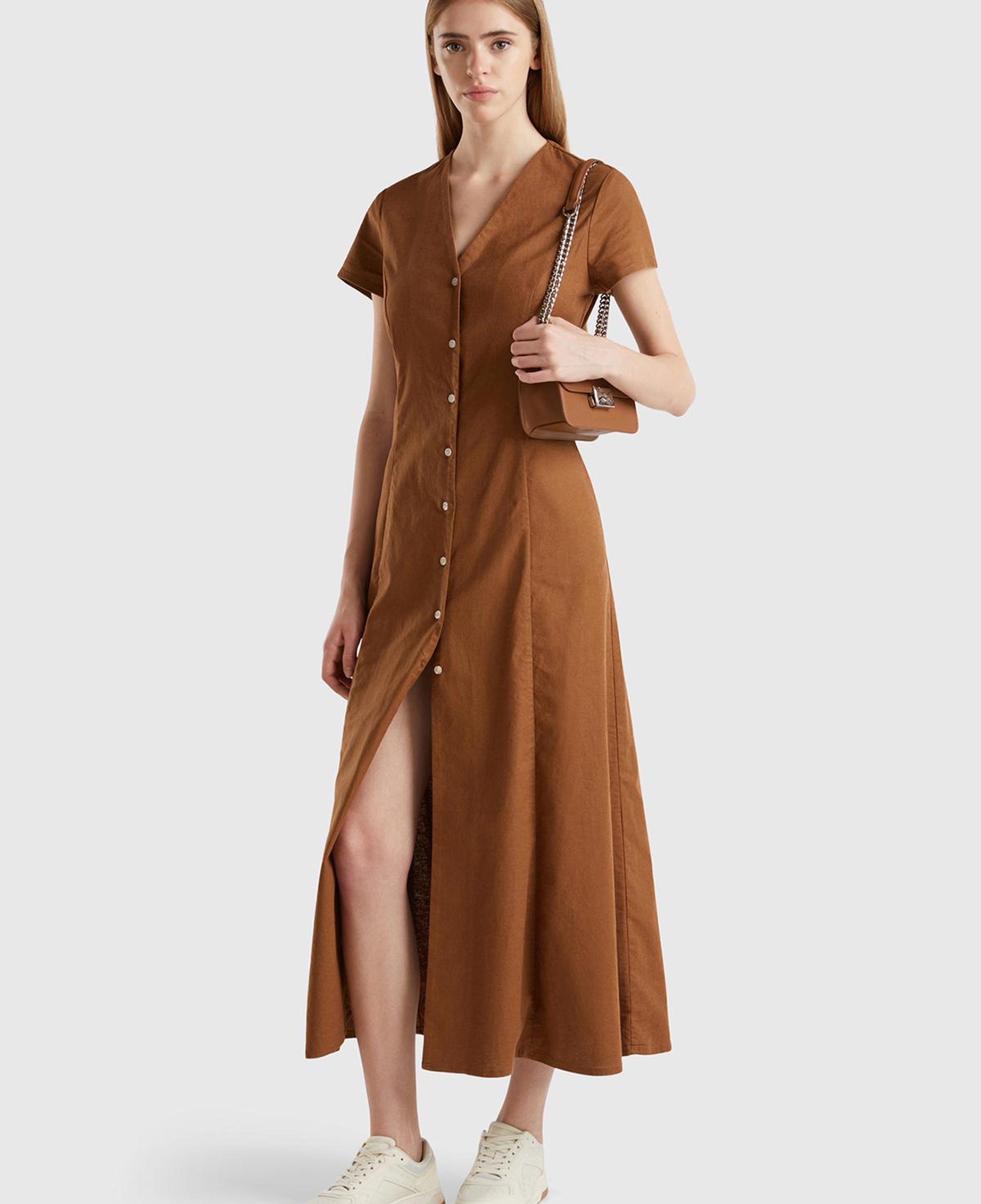 Kadın Kahverengi Keten ve Pamuk Karışımlı Önü Düğmeli Uzun V Yaka Elbise
