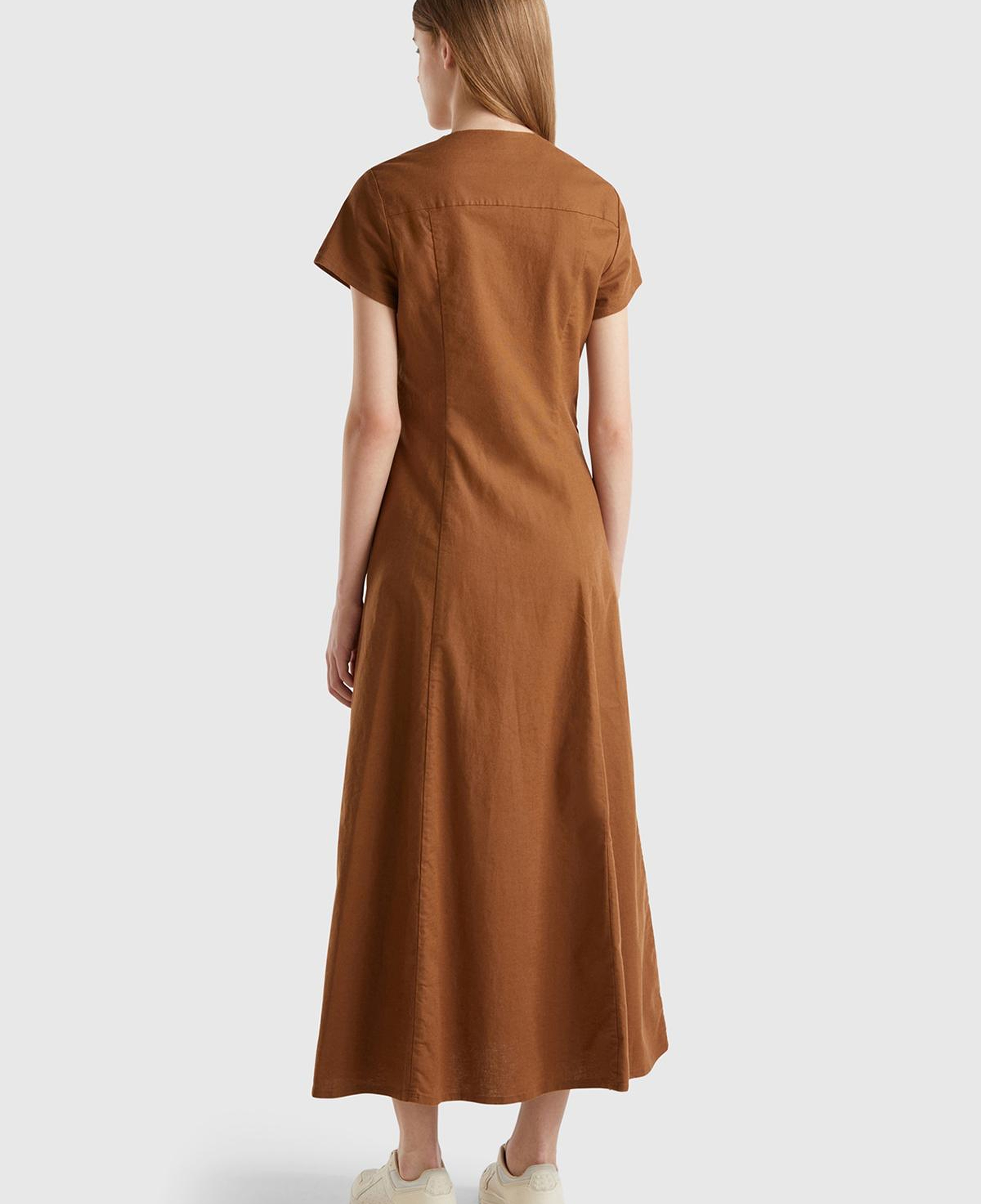 Kadın Kahverengi Keten ve Pamuk Karışımlı Önü Düğmeli Uzun V Yaka Elbise