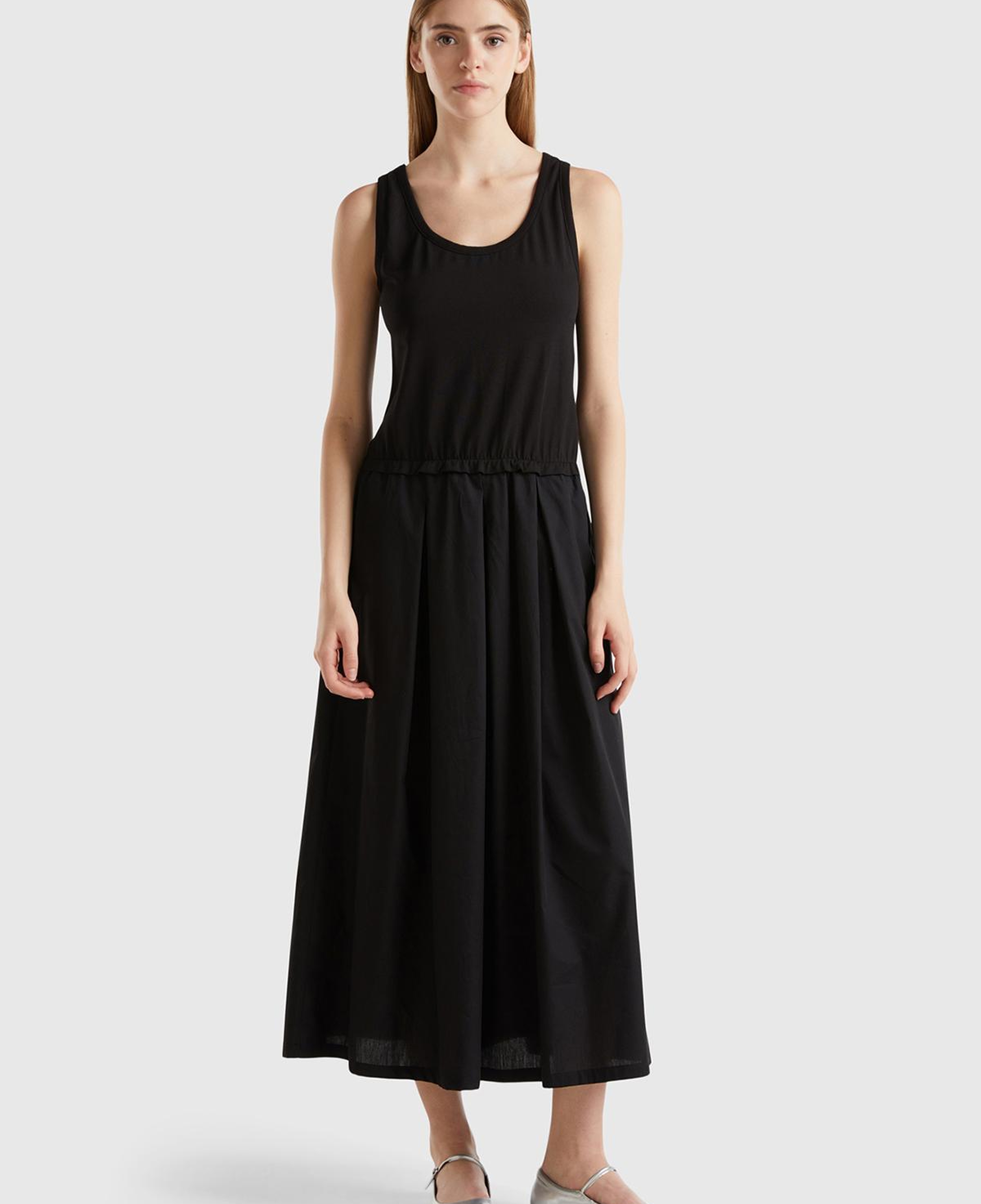 Kadın Siyah Pamuk Karışımlı Hafif Kloş Geniş Yaka Kolsuz Uzun Elbise