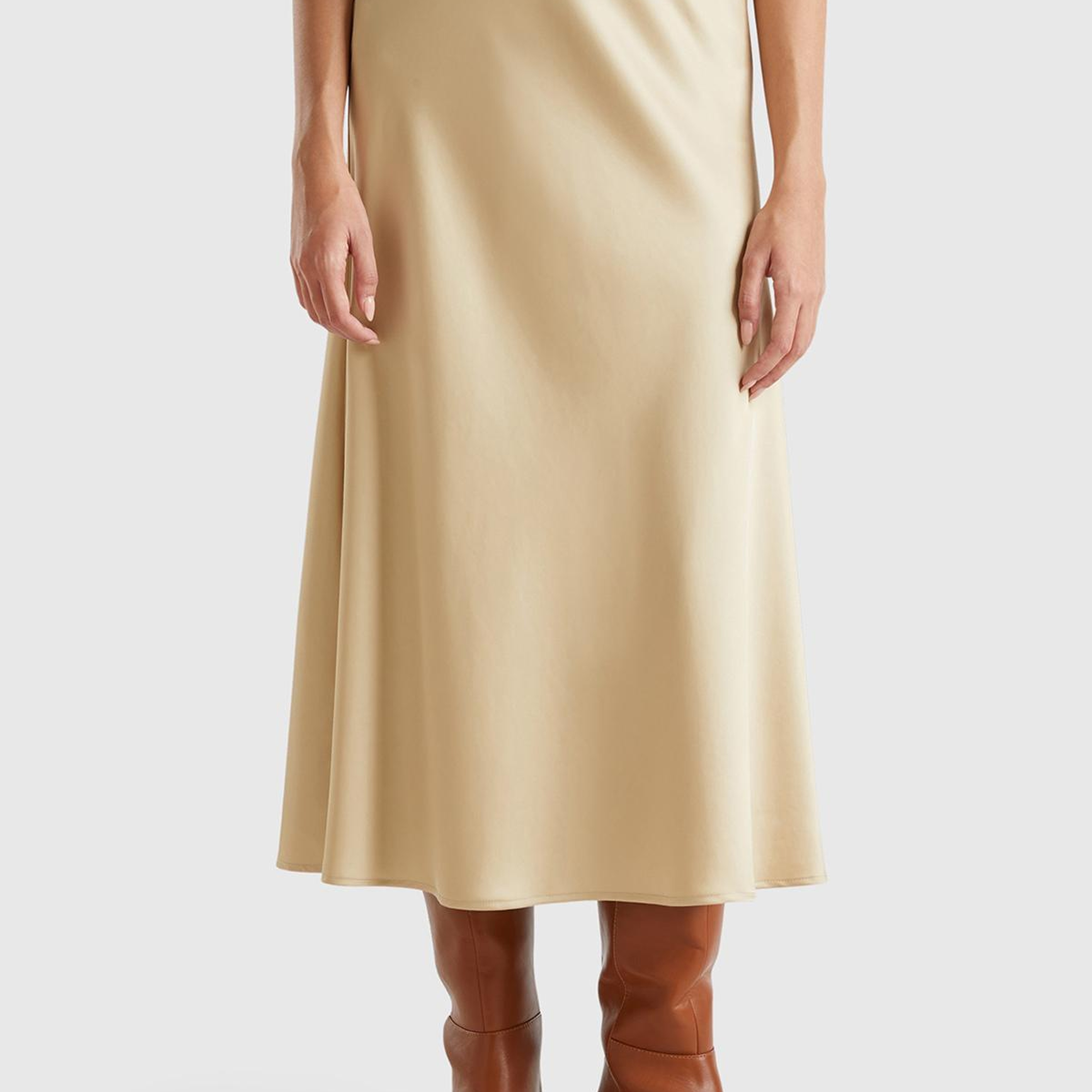 Kadın Bej Viskoz Karışımlı Ucu Fırfırlı Saten Görünümlü Midi Etek