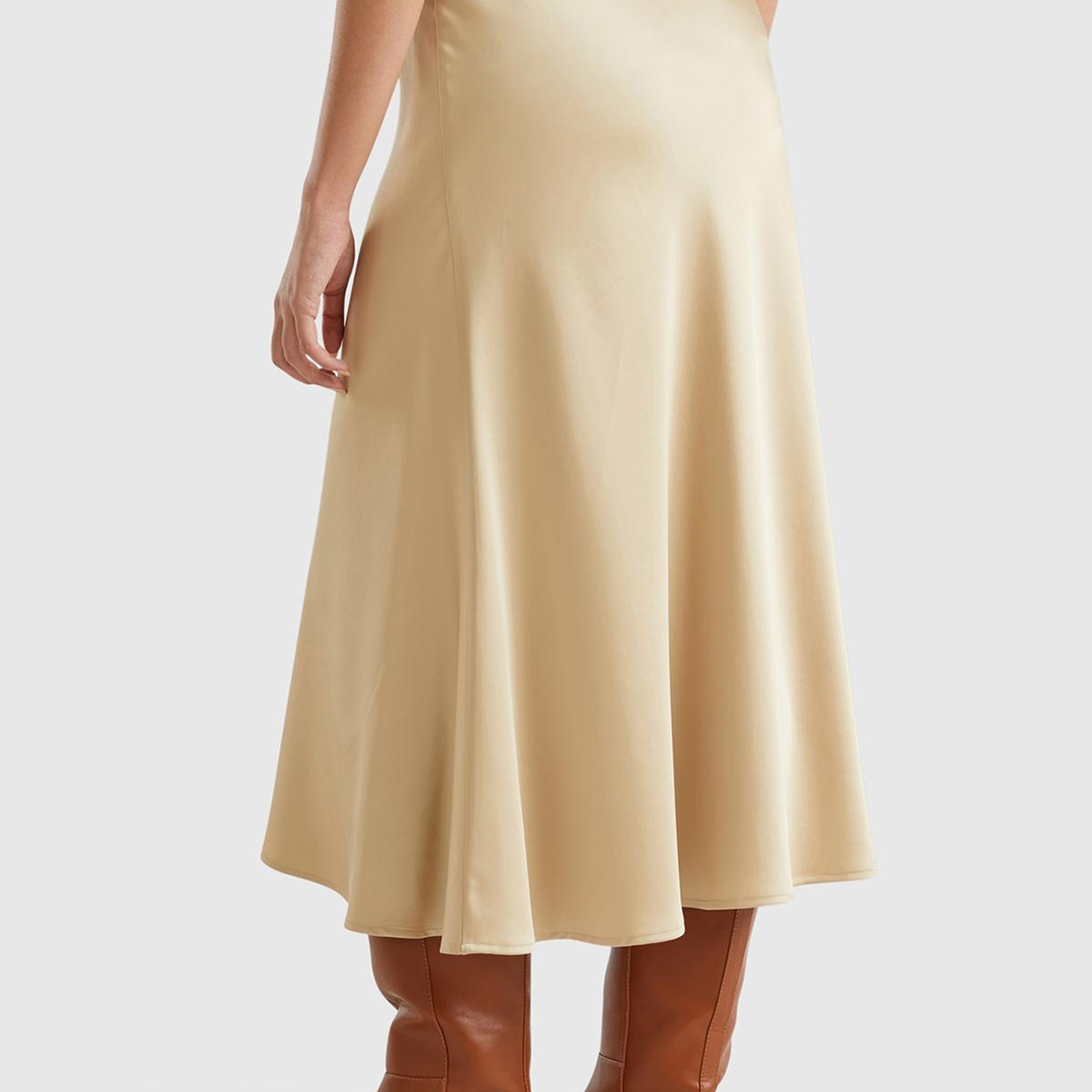 Kadın Bej Viskoz Karışımlı Ucu Fırfırlı Saten Görünümlü Midi Etek