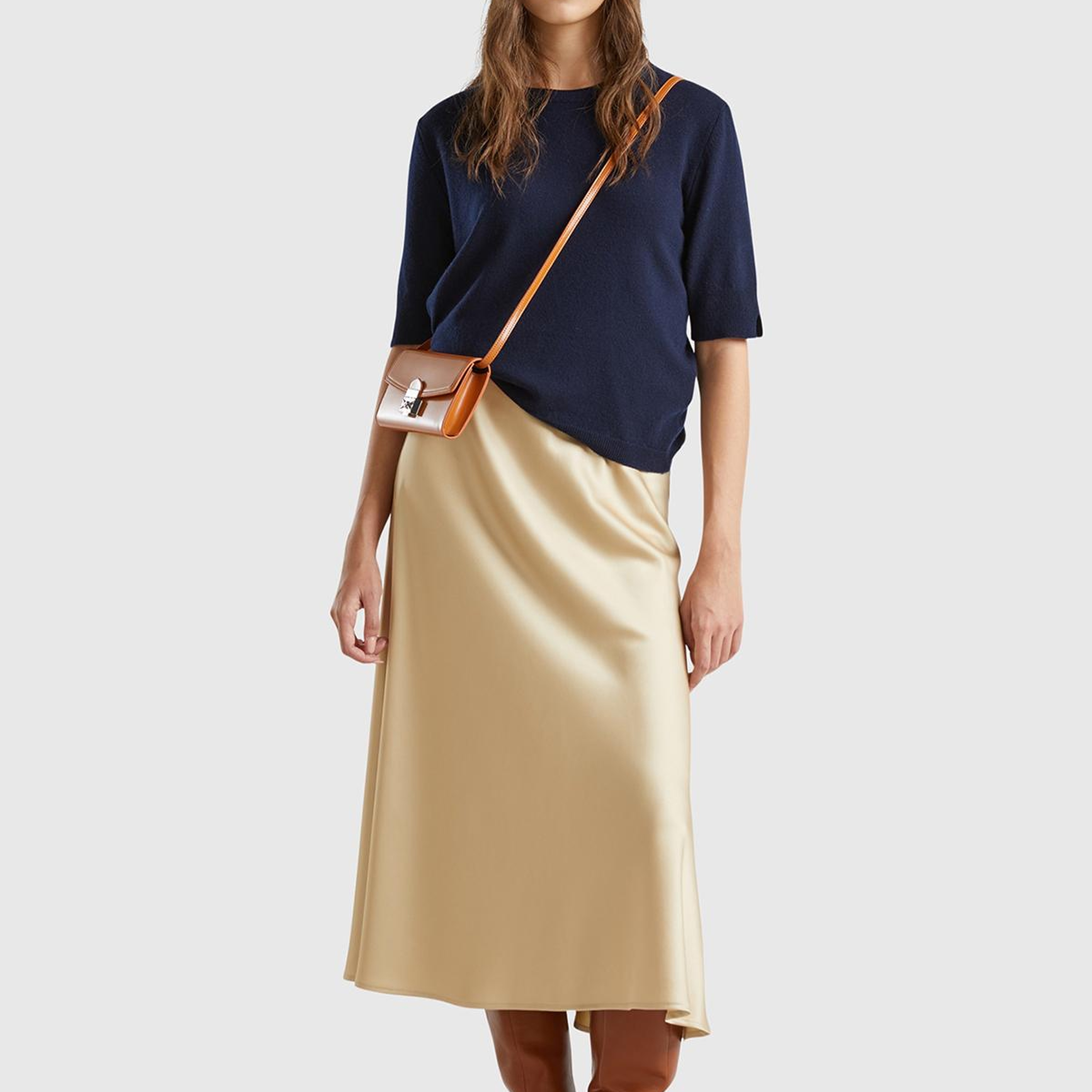 Kadın Bej Viskoz Karışımlı Ucu Fırfırlı Saten Görünümlü Midi Etek