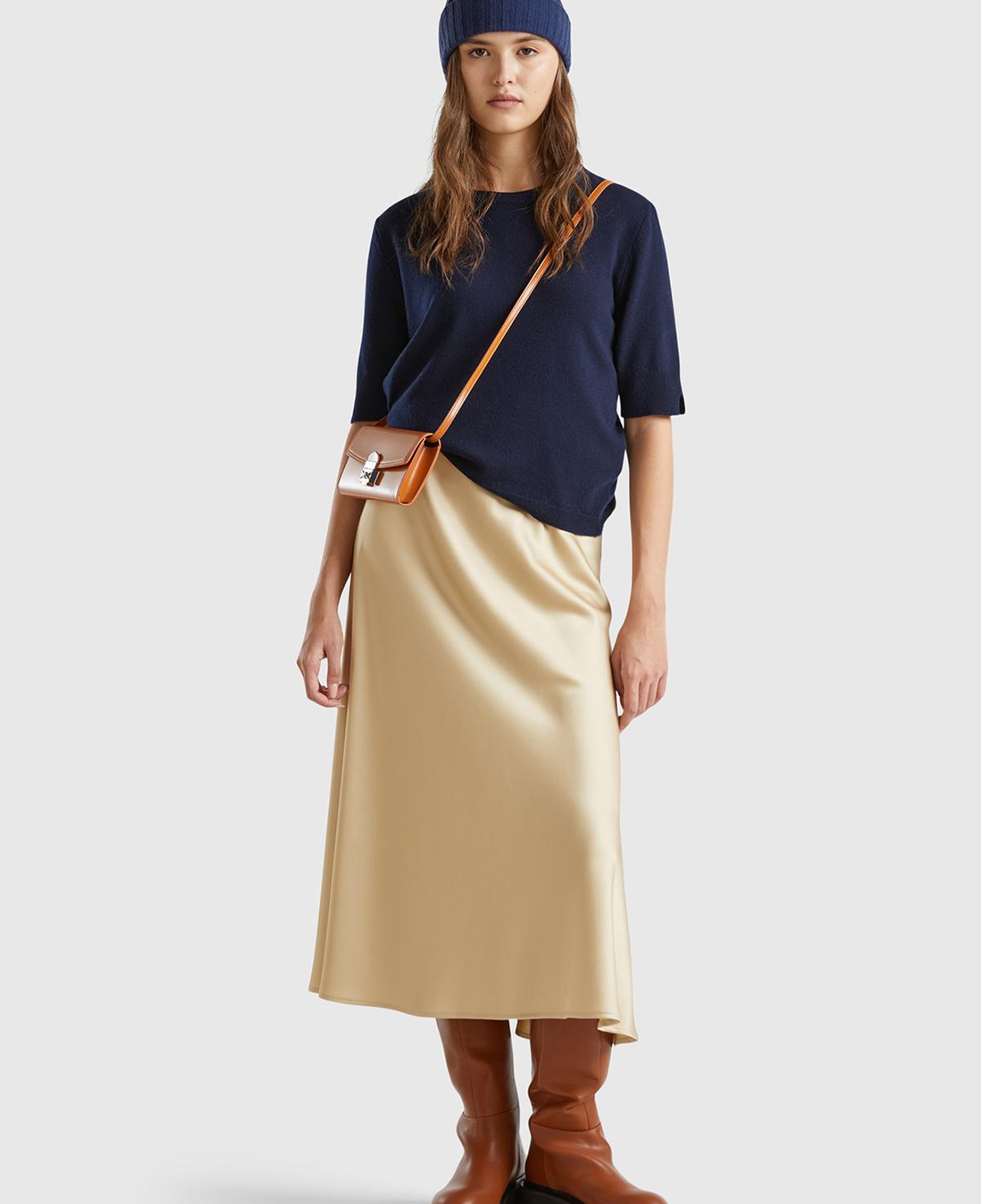 Kadın Bej Viskoz Karışımlı Ucu Fırfırlı Saten Görünümlü Midi Etek