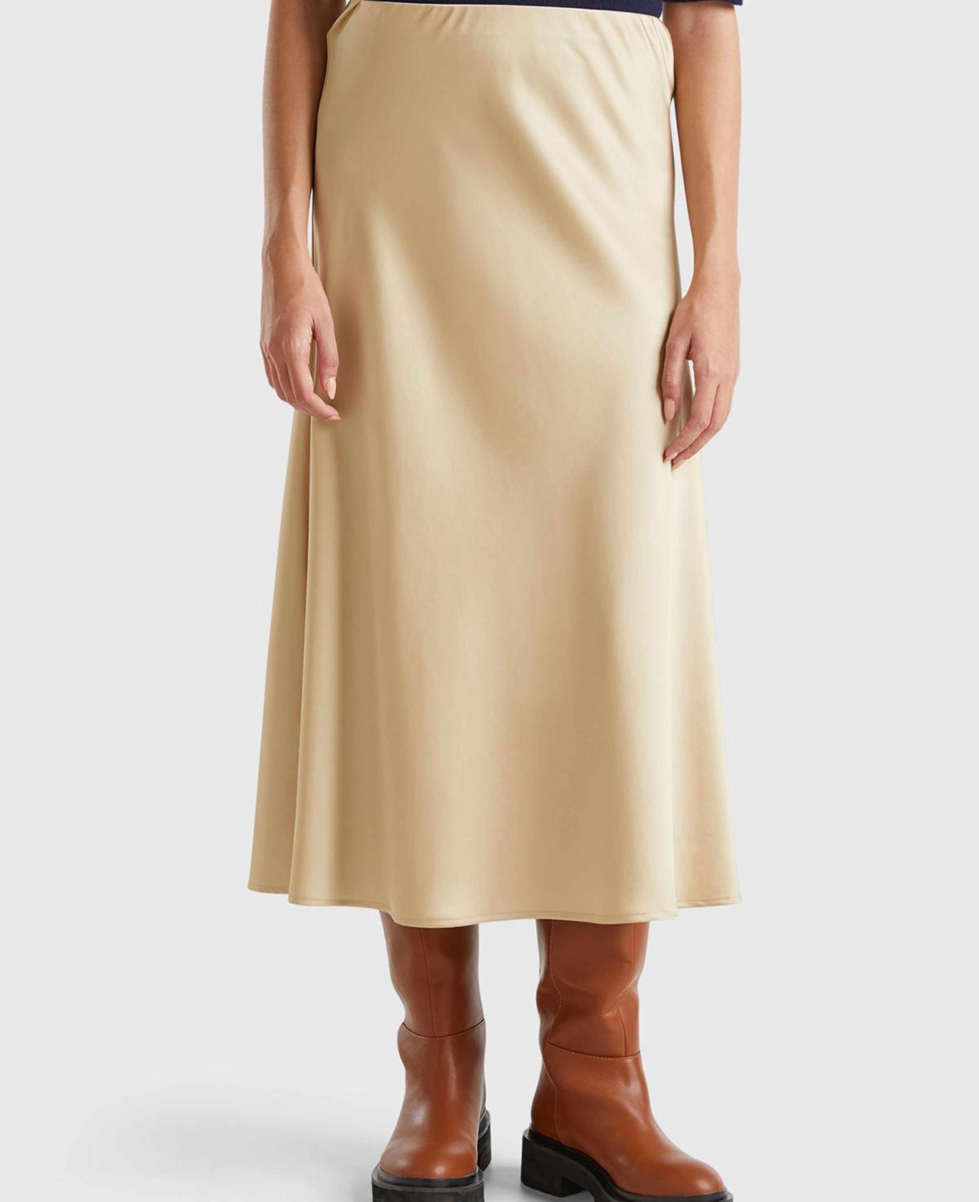 Kadın Bej Viskoz Karışımlı Ucu Fırfırlı Saten Görünümlü Midi Etek