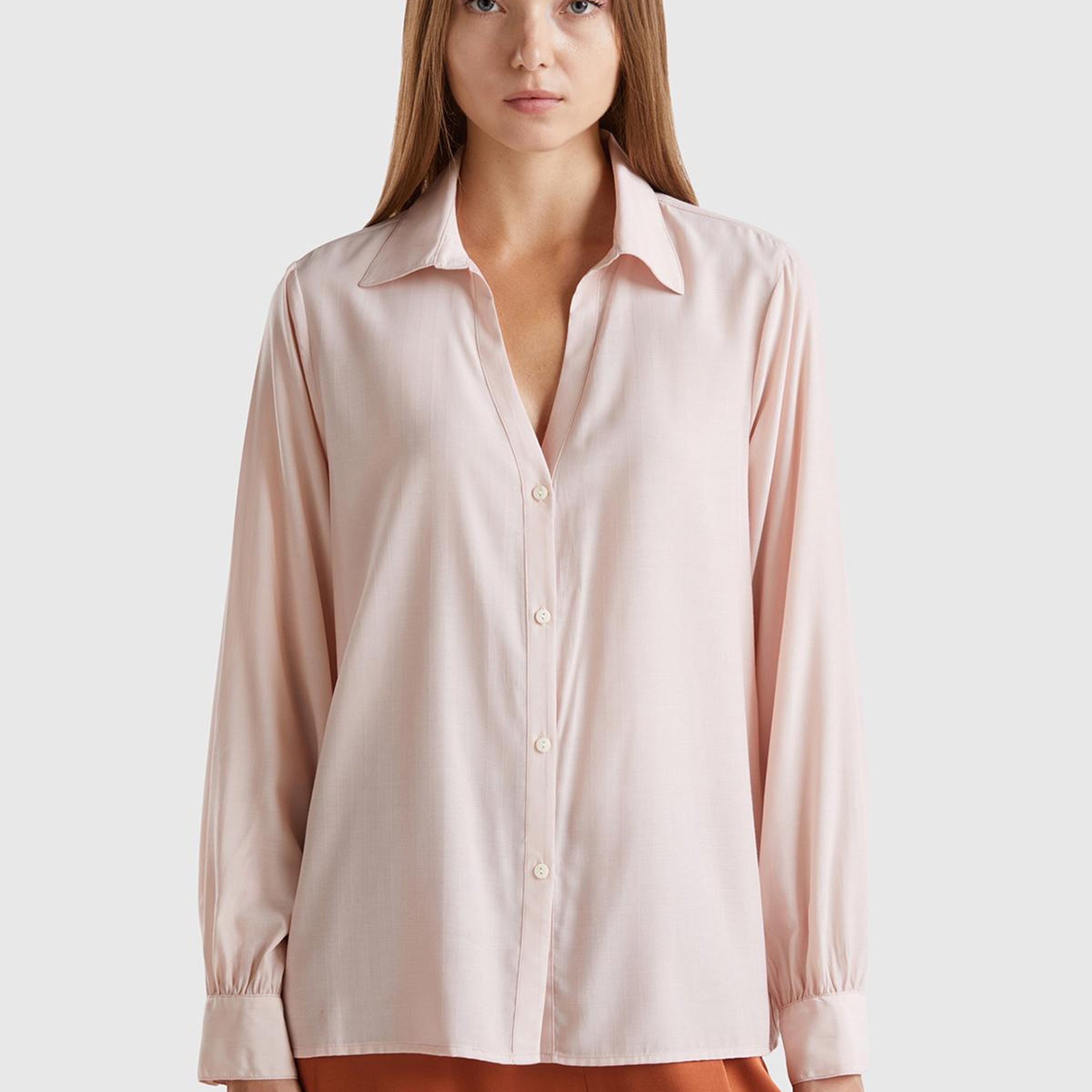 Kadın Toz Pembe Viskoz Karışımlı Uzun Kollu Derin V Yaka Gömlek