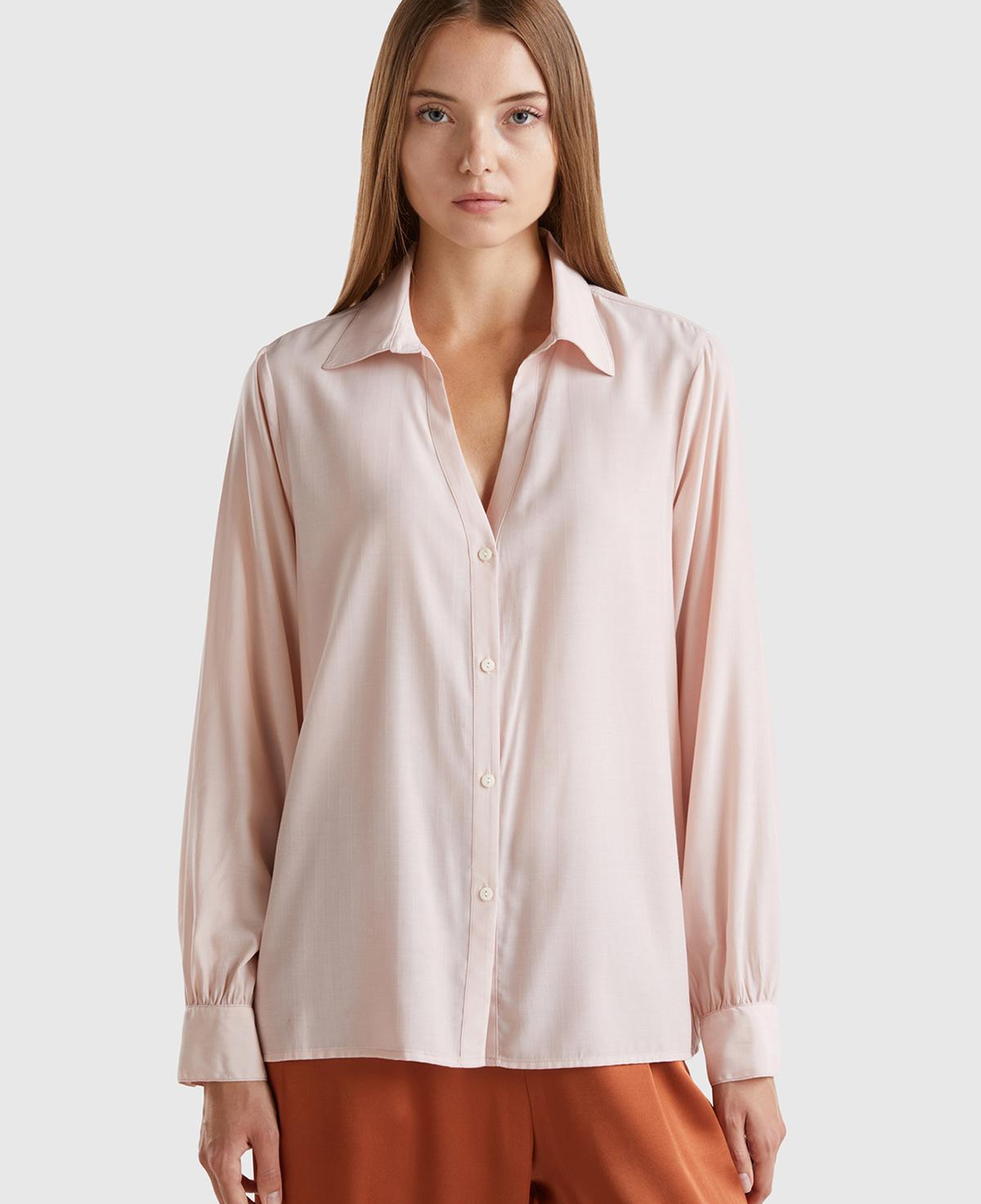 Kadın Toz Pembe Viskoz Karışımlı Uzun Kollu Derin V Yaka Gömlek