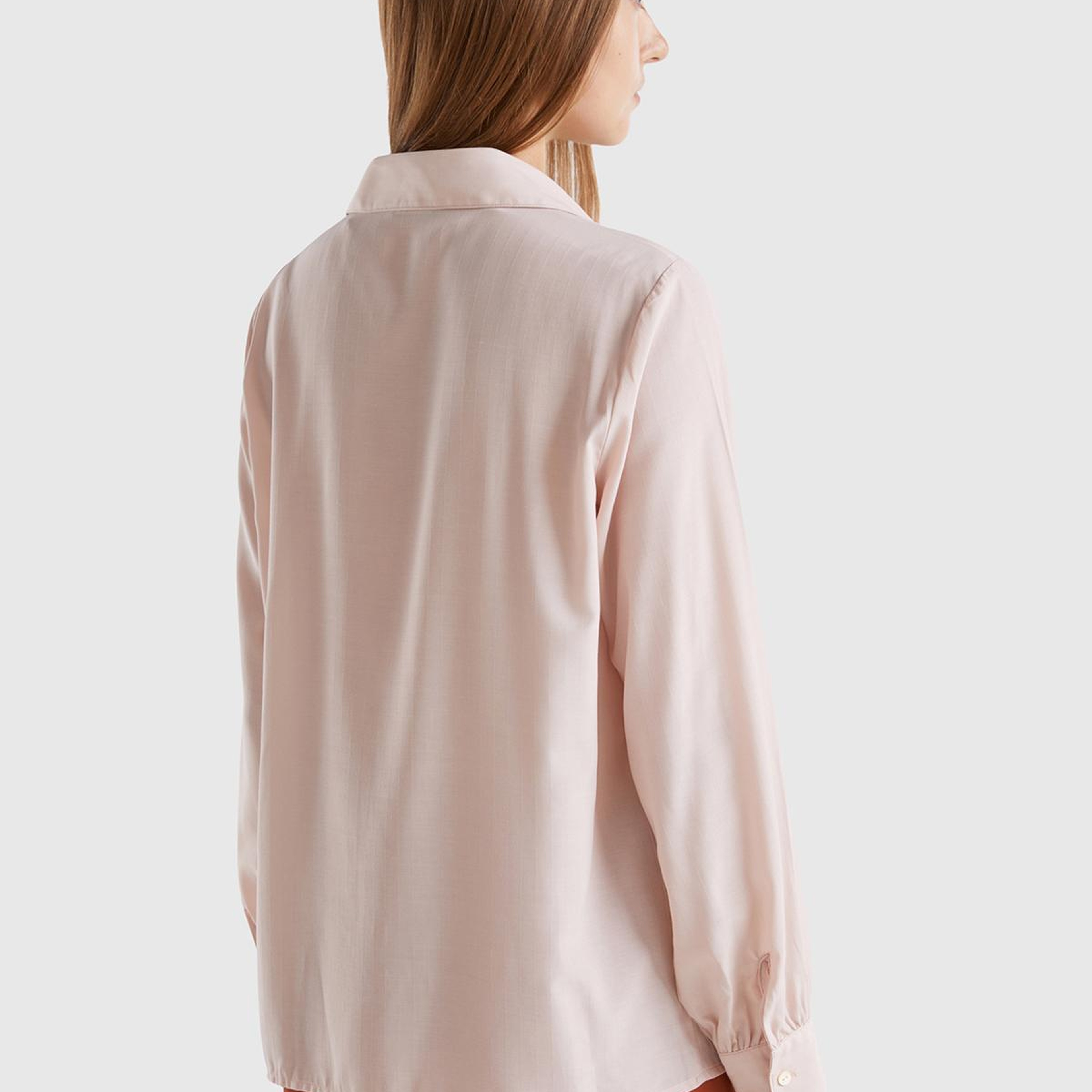 Kadın Toz Pembe Viskoz Karışımlı Uzun Kollu Derin V Yaka Gömlek