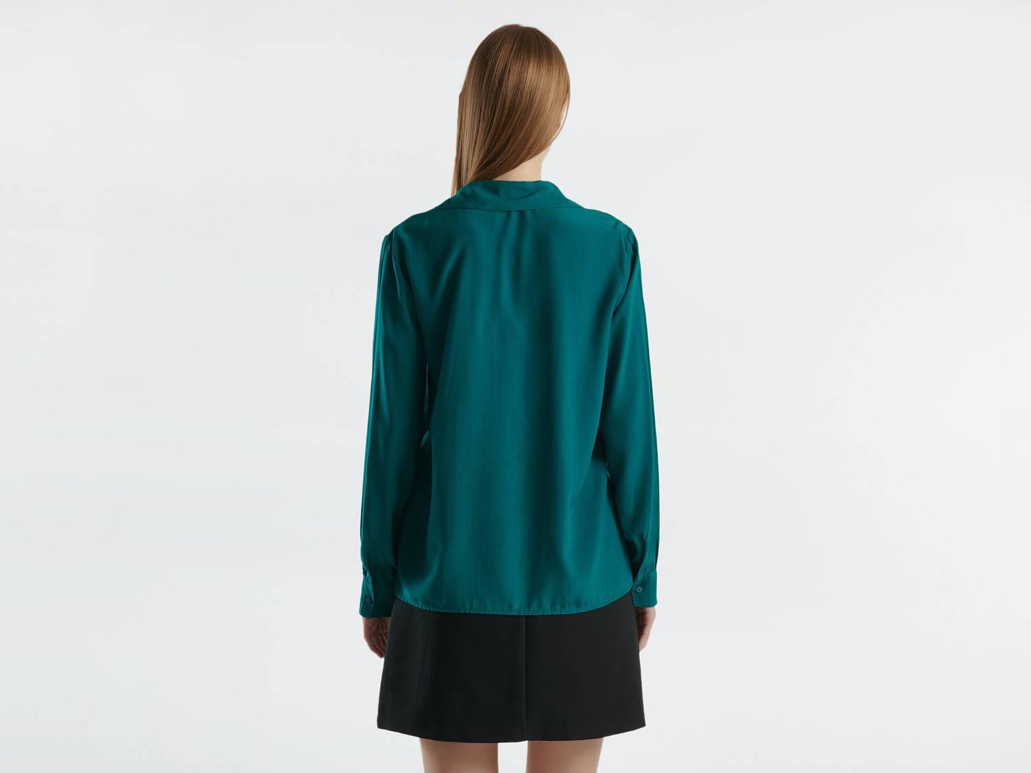 Kadın Koyu Yeşil Viskoz Karışımlı Uzun Kollu Derin V Yaka Gömlek