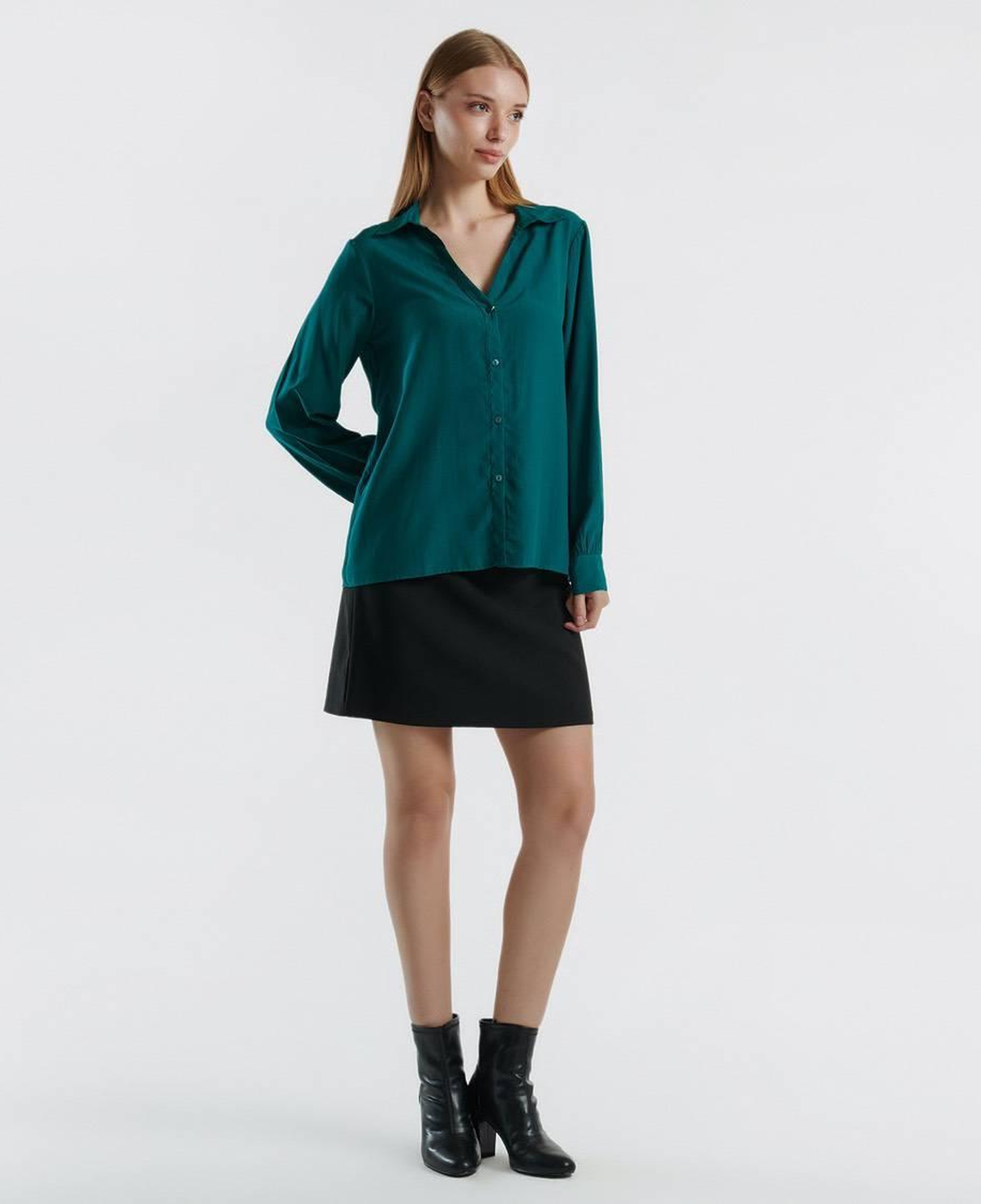 Kadın Koyu Yeşil Viskoz Karışımlı Uzun Kollu Derin V Yaka Gömlek