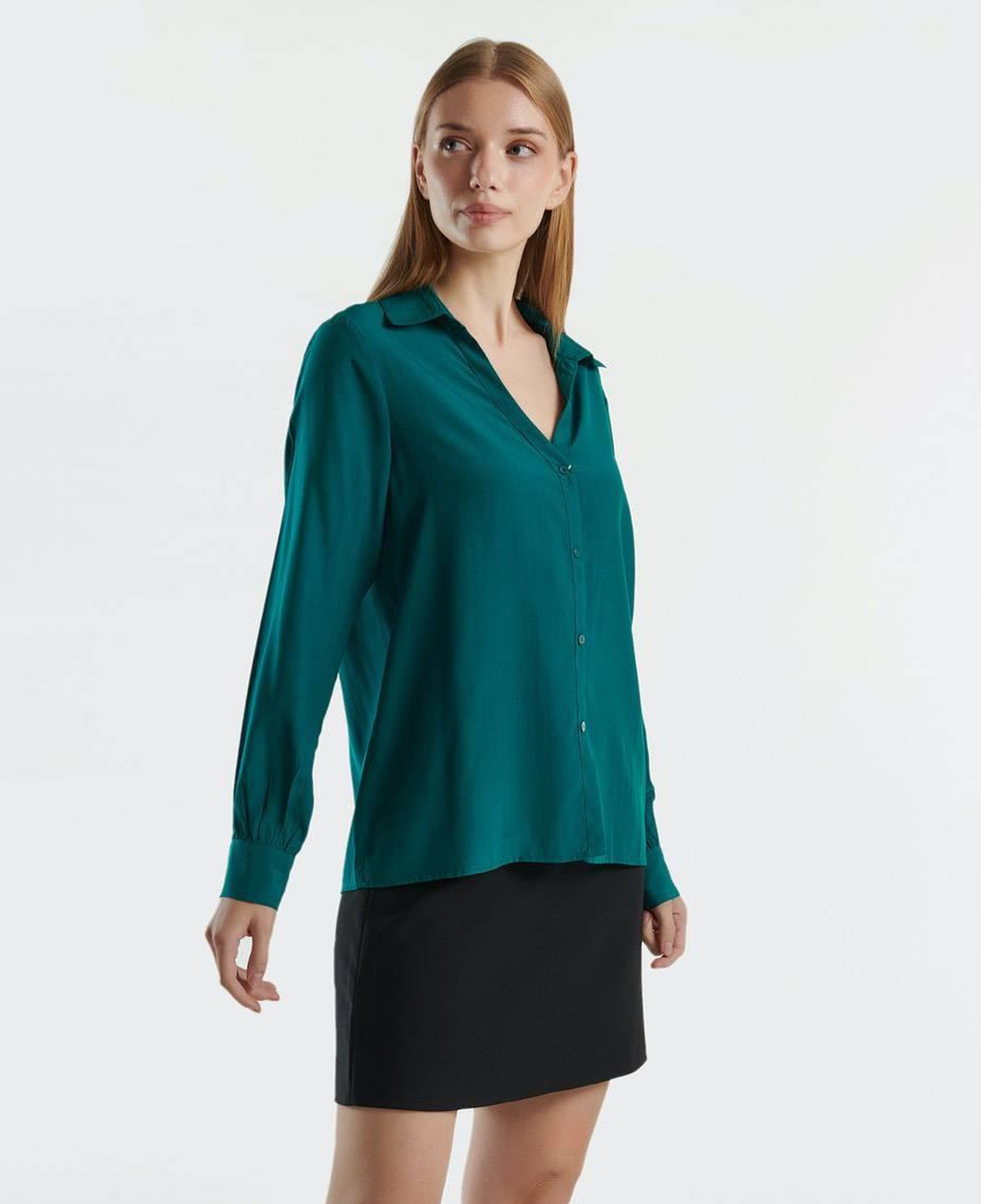 Kadın Koyu Yeşil Viskoz Karışımlı Uzun Kollu Derin V Yaka Gömlek