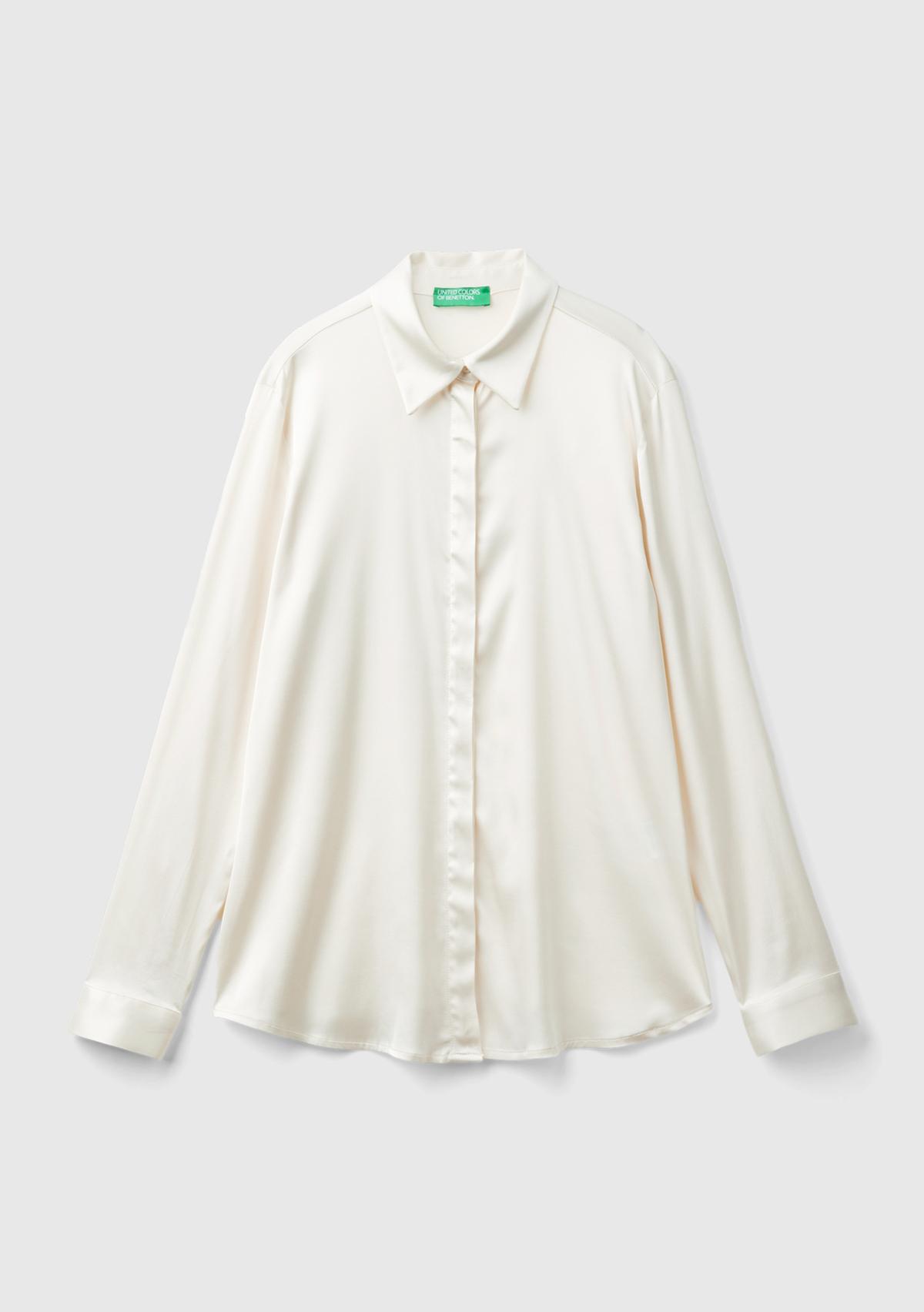 Kadın Krem Viskoz Karışımlı Gizli Düğmeli Sivri Yaka Saten Gömlek