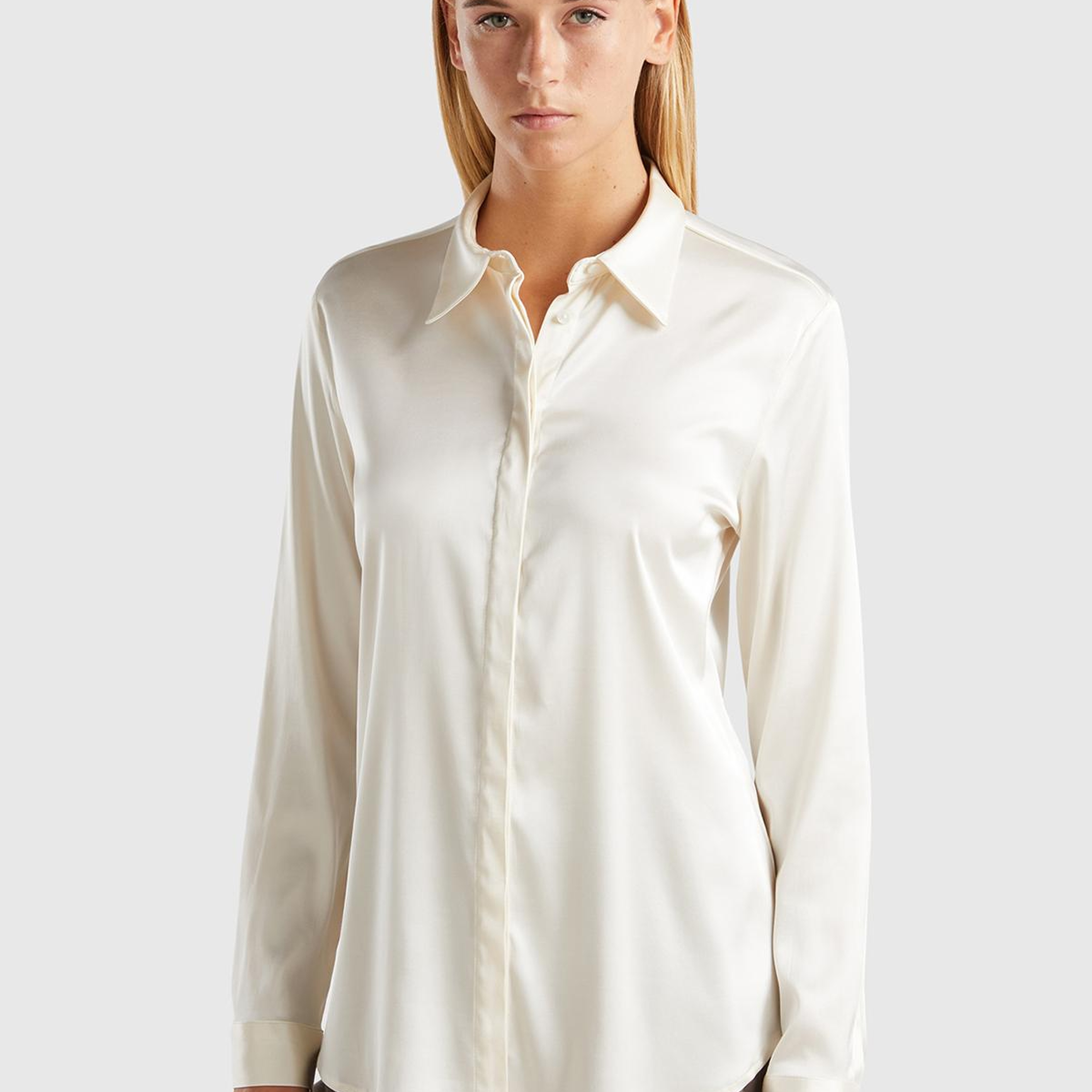 Kadın Krem Viskoz Karışımlı Gizli Düğmeli Sivri Yaka Saten Gömlek