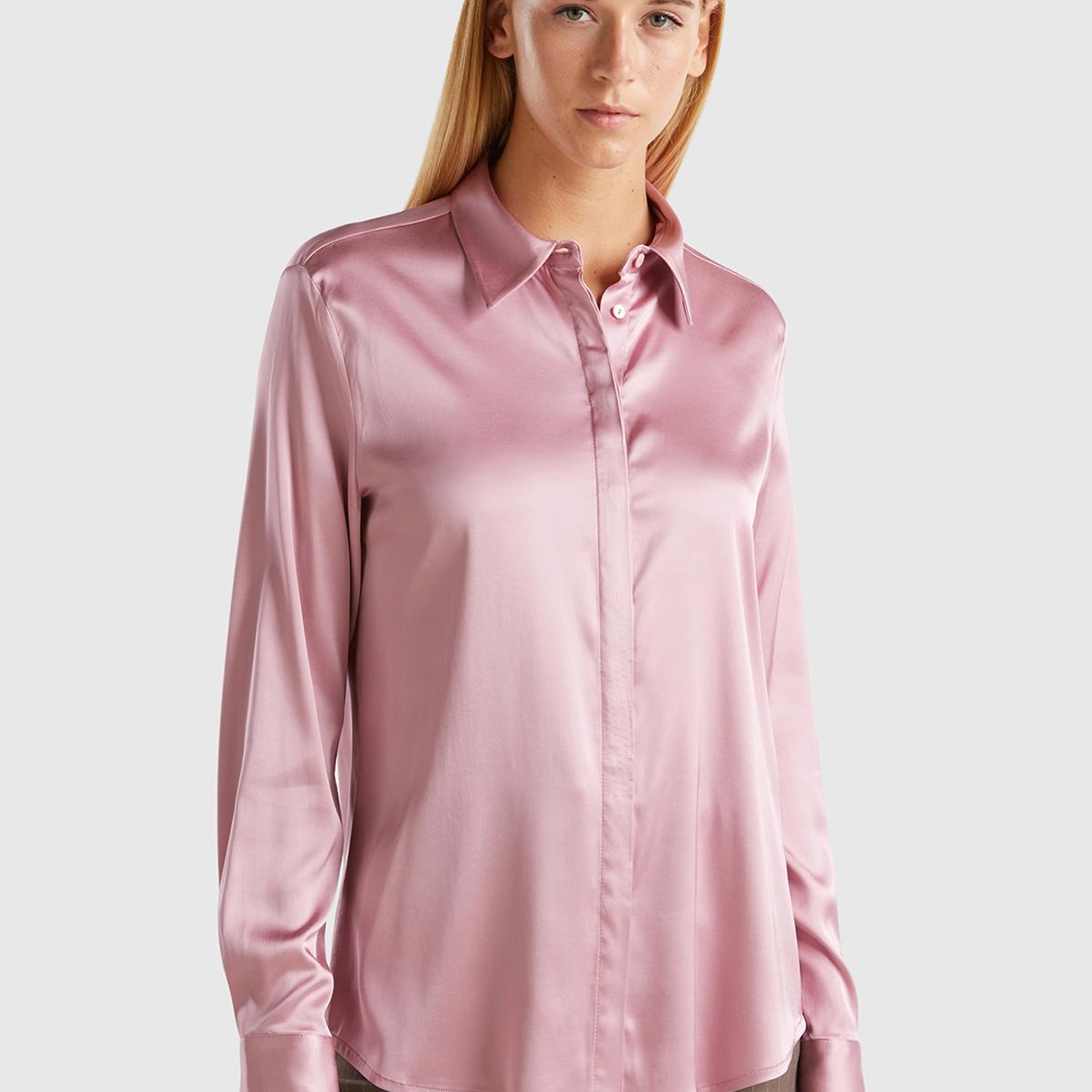 Kadın Pembe Viskoz Karışımlı Gizli Düğmeli Sivri Yaka Saten Gömlek