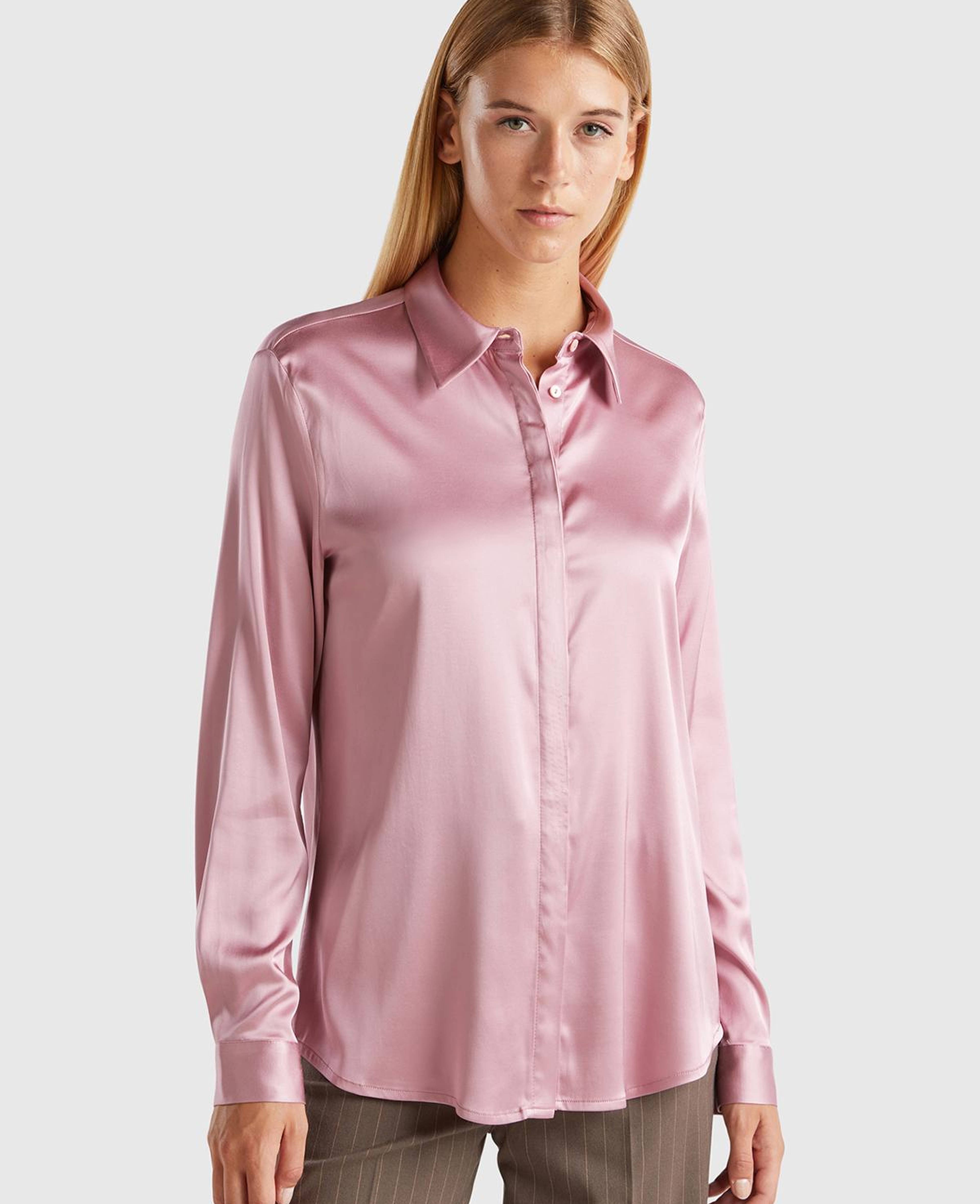 Kadın Pembe Viskoz Karışımlı Gizli Düğmeli Sivri Yaka Saten Gömlek