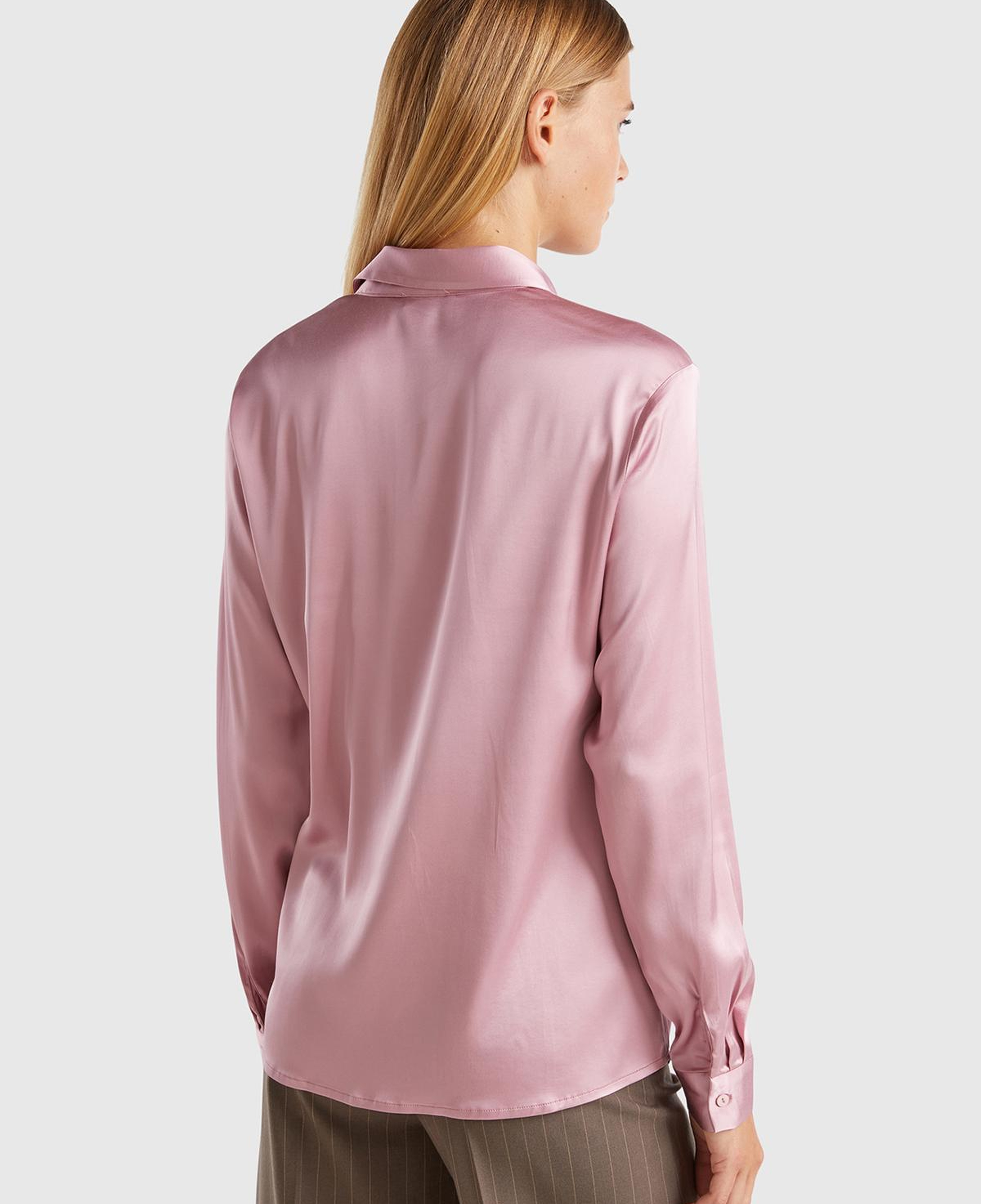 Kadın Pembe Viskoz Karışımlı Gizli Düğmeli Sivri Yaka Saten Gömlek