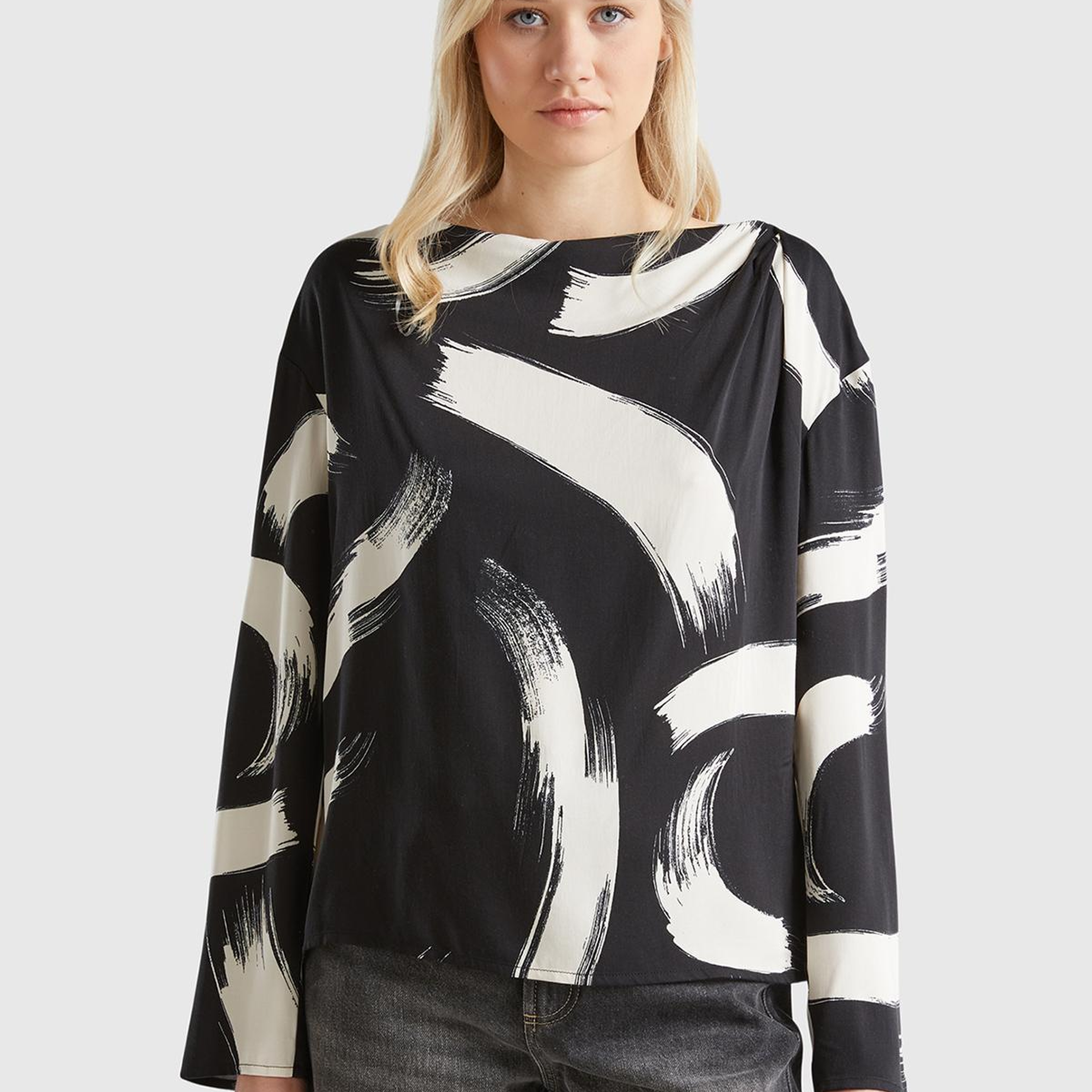 Kadın Siyah&Beyaz %100 Viskoz Tamamı Desenli Uzun Kollu Kayık Yaka Bluz