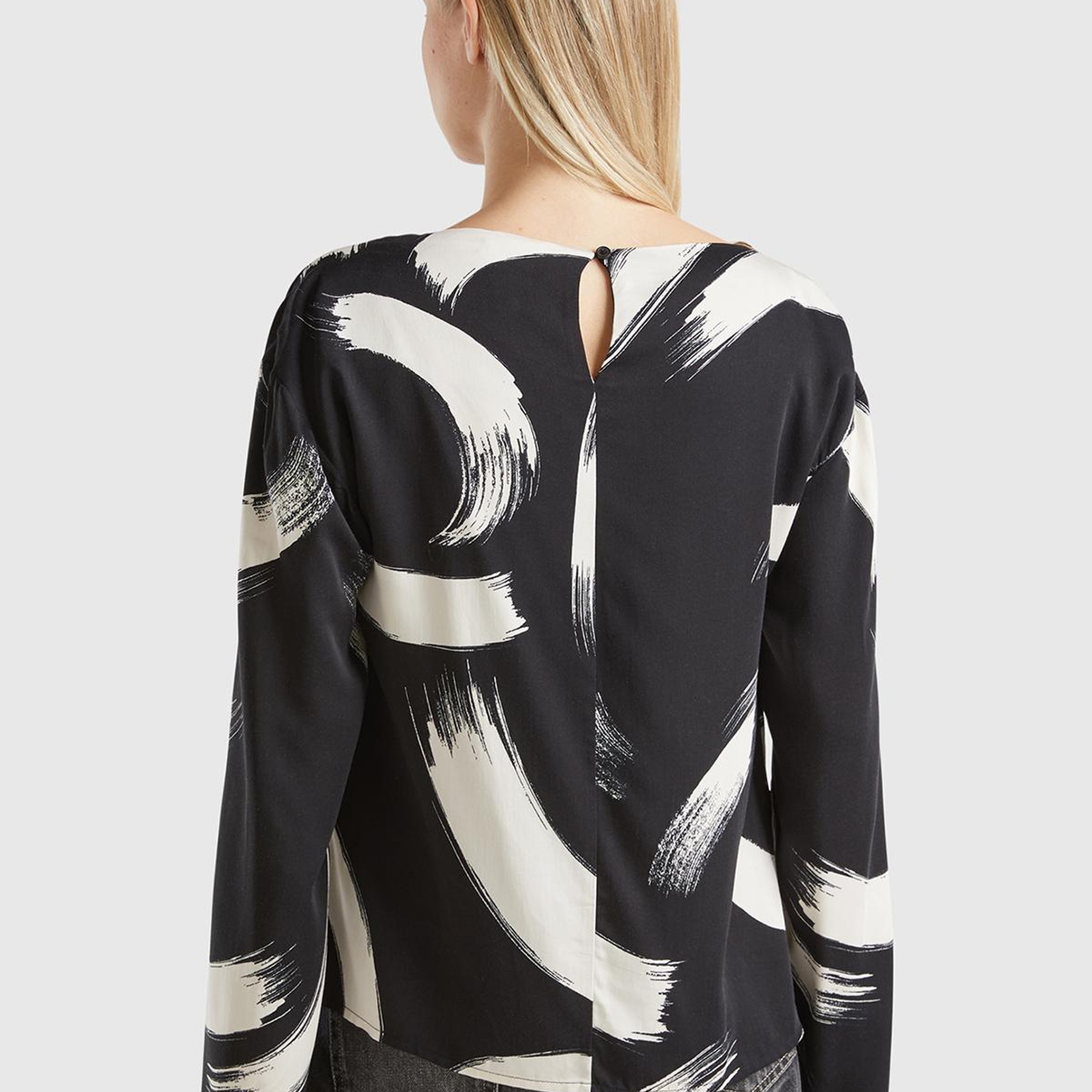 Kadın Siyah&Beyaz %100 Viskoz Tamamı Desenli Uzun Kollu Kayık Yaka Bluz