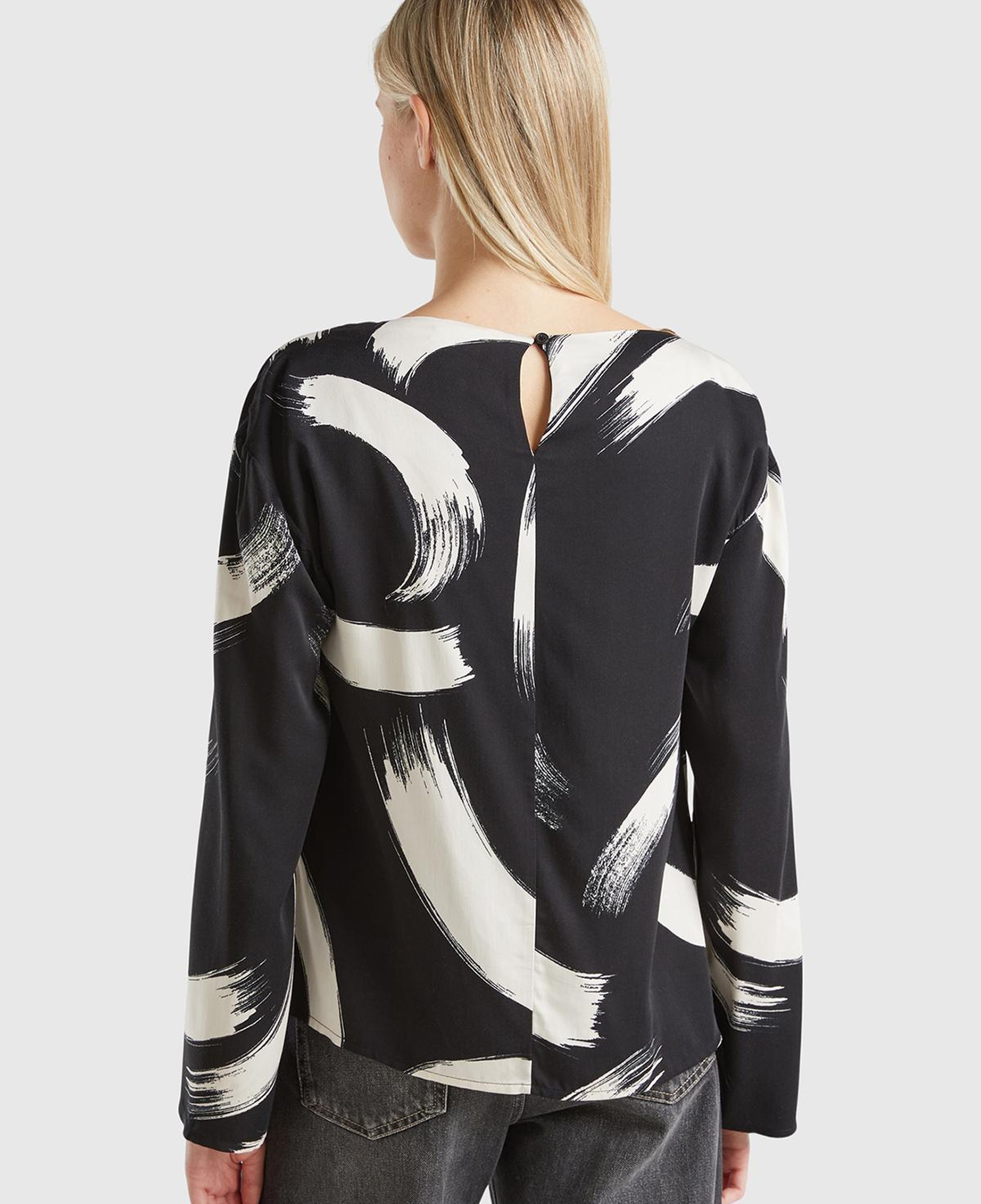 Kadın Siyah&Beyaz %100 Viskoz Tamamı Desenli Uzun Kollu Kayık Yaka Bluz