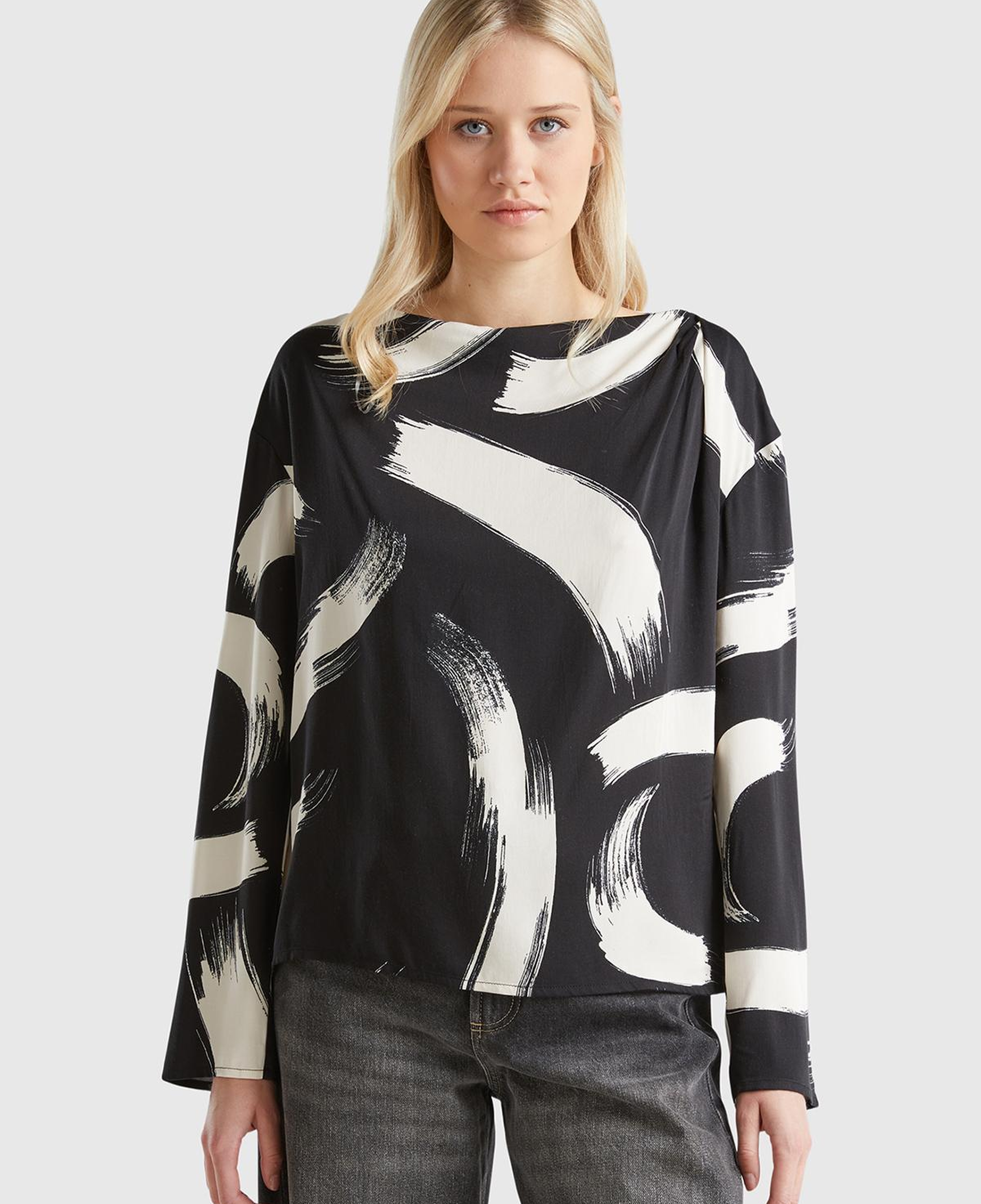 Kadın Siyah&Beyaz %100 Viskoz Tamamı Desenli Uzun Kollu Kayık Yaka Bluz