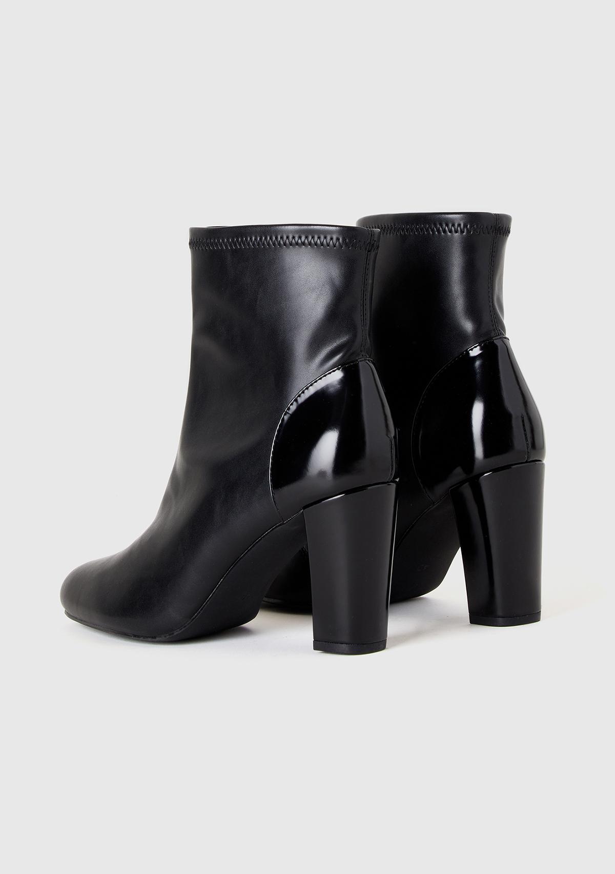 Kadın Siyah Sivri Burun Topuklu Bot