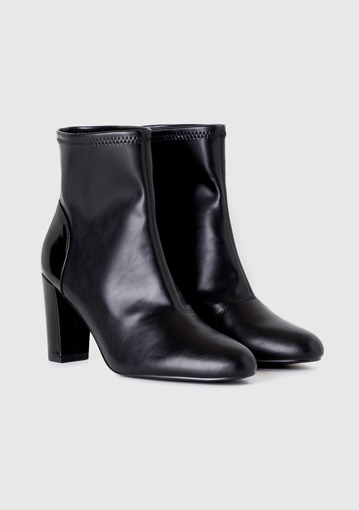 Kadın Siyah Sivri Burun Topuklu Bot