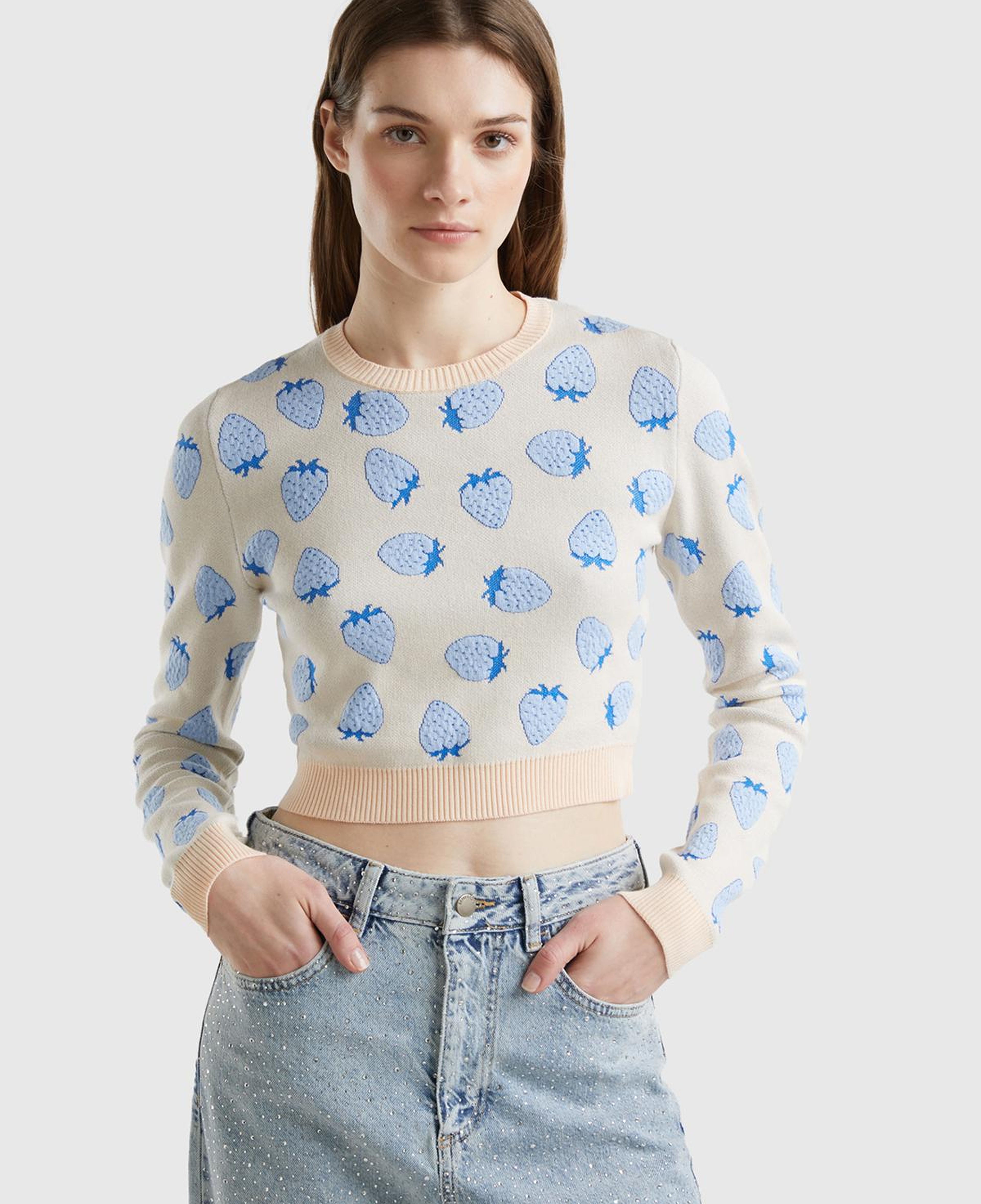 Kadın Krem Pamuk Karışımlı Tamamı 3D Çilek Desenli Bisiklet Yaka Kazak