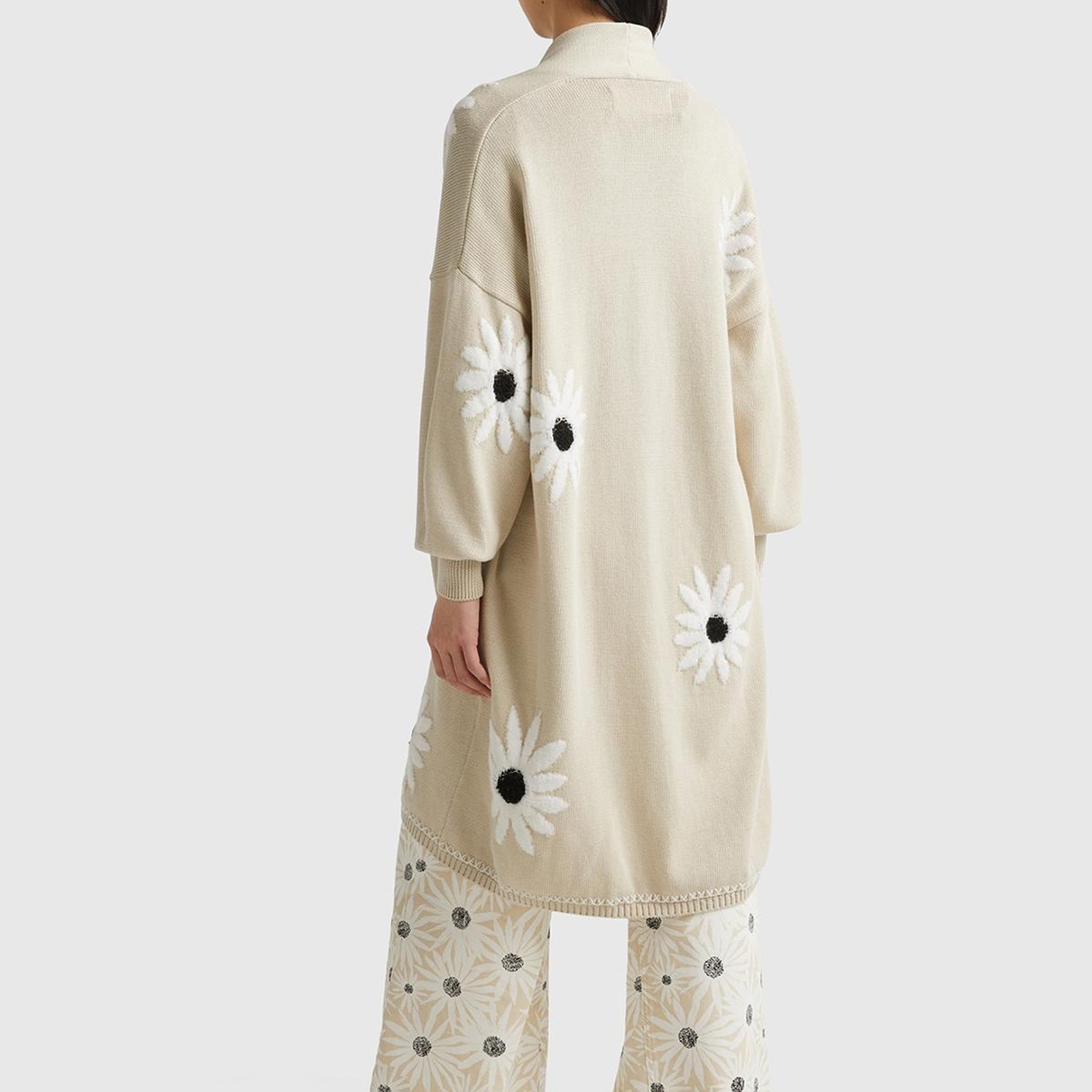 Kadın Bej Pamuk ve Yün Karışımlı Önü Cepli Çiçek Motifli Midi Hırka