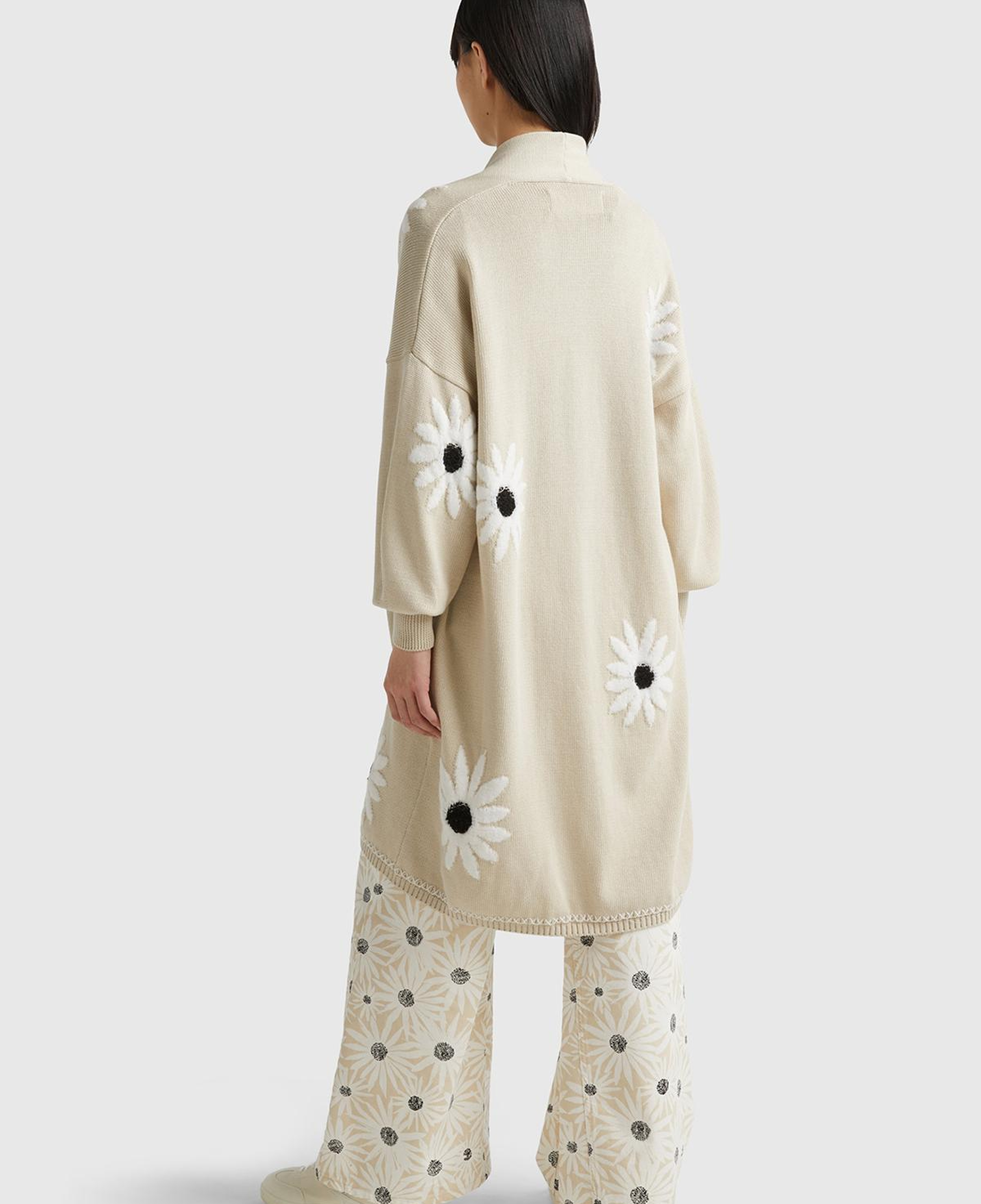 Kadın Bej Pamuk ve Yün Karışımlı Önü Cepli Çiçek Motifli Midi Hırka