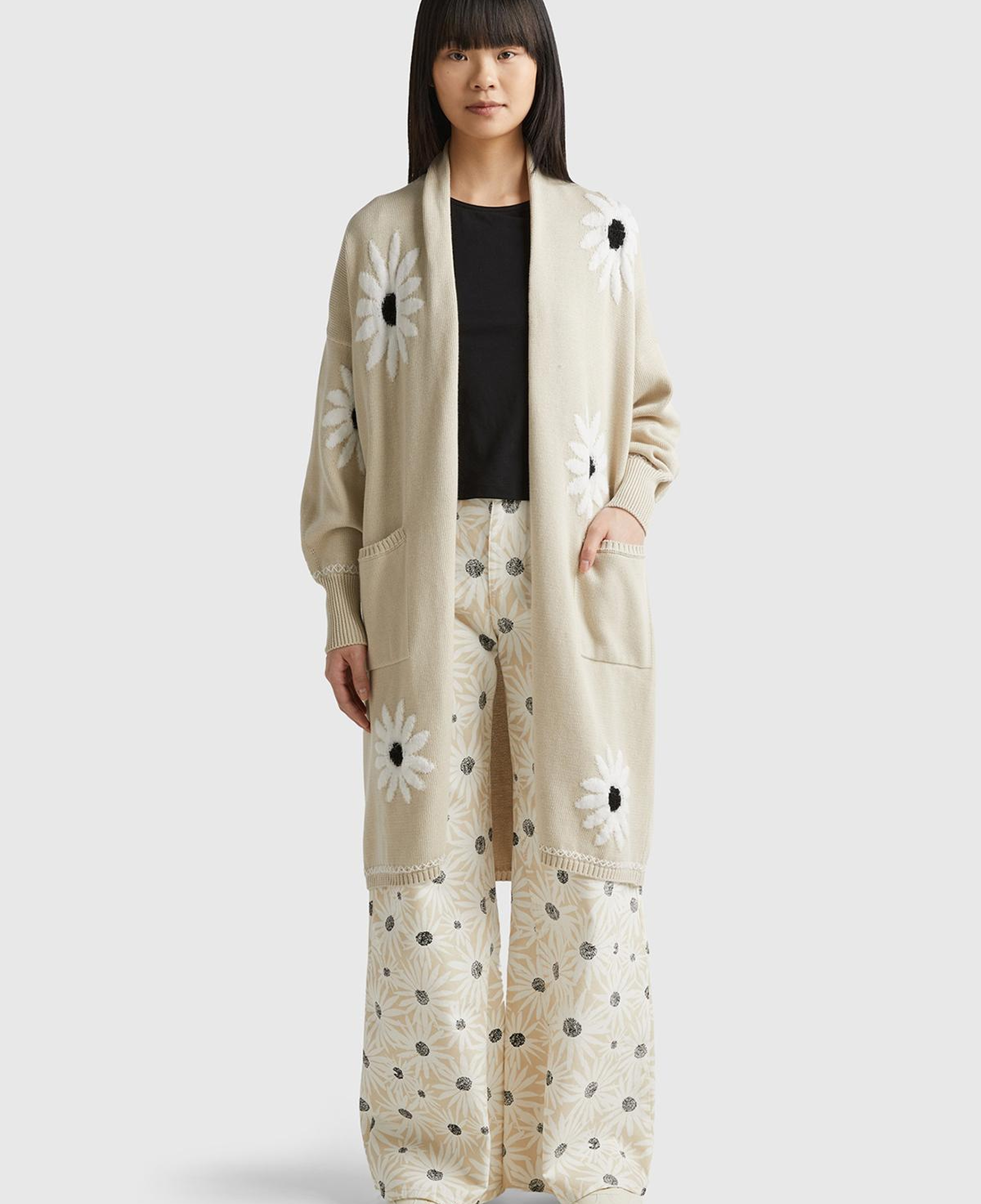 Kadın Bej Pamuk ve Yün Karışımlı Önü Cepli Çiçek Motifli Midi Hırka