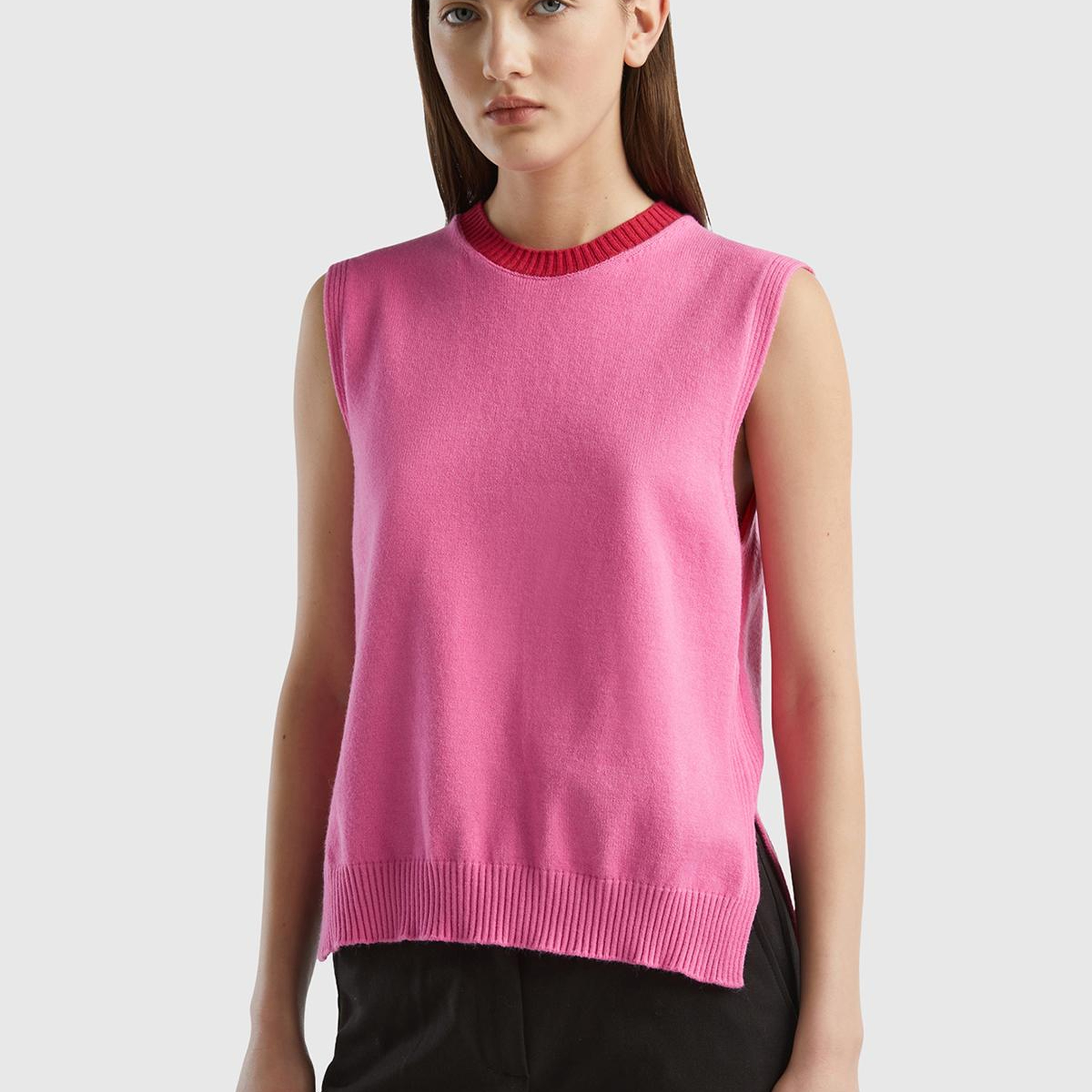 Kadın Pembe Viskoz Karışımlı Yanları Yırtmaçlı Kolsuz Kazak