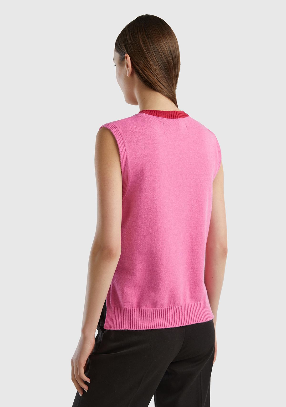 Kadın Pembe Viskoz Karışımlı Yanları Yırtmaçlı Kolsuz Kazak