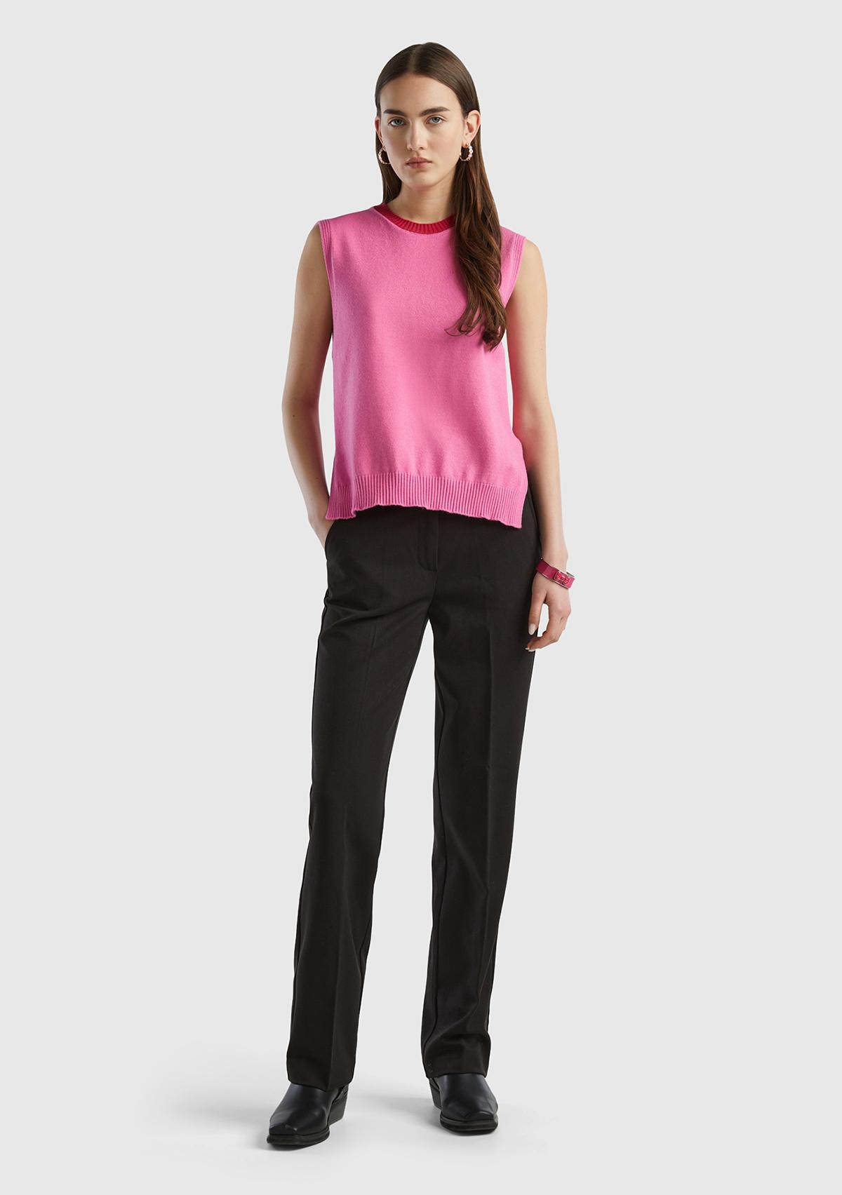 Kadın Pembe Viskoz Karışımlı Yanları Yırtmaçlı Kolsuz Kazak