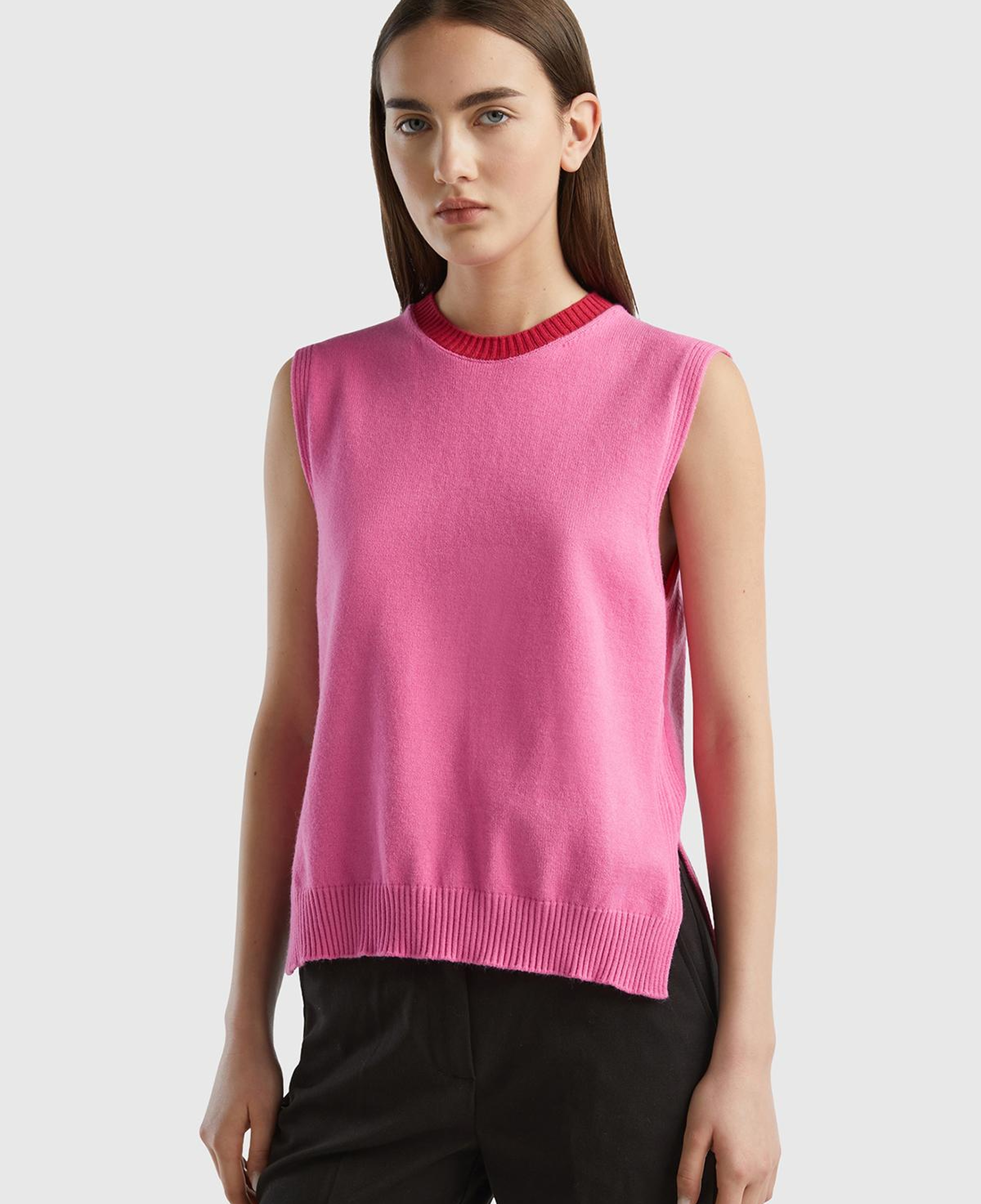 Kadın Pembe Viskoz Karışımlı Yanları Yırtmaçlı Kolsuz Kazak