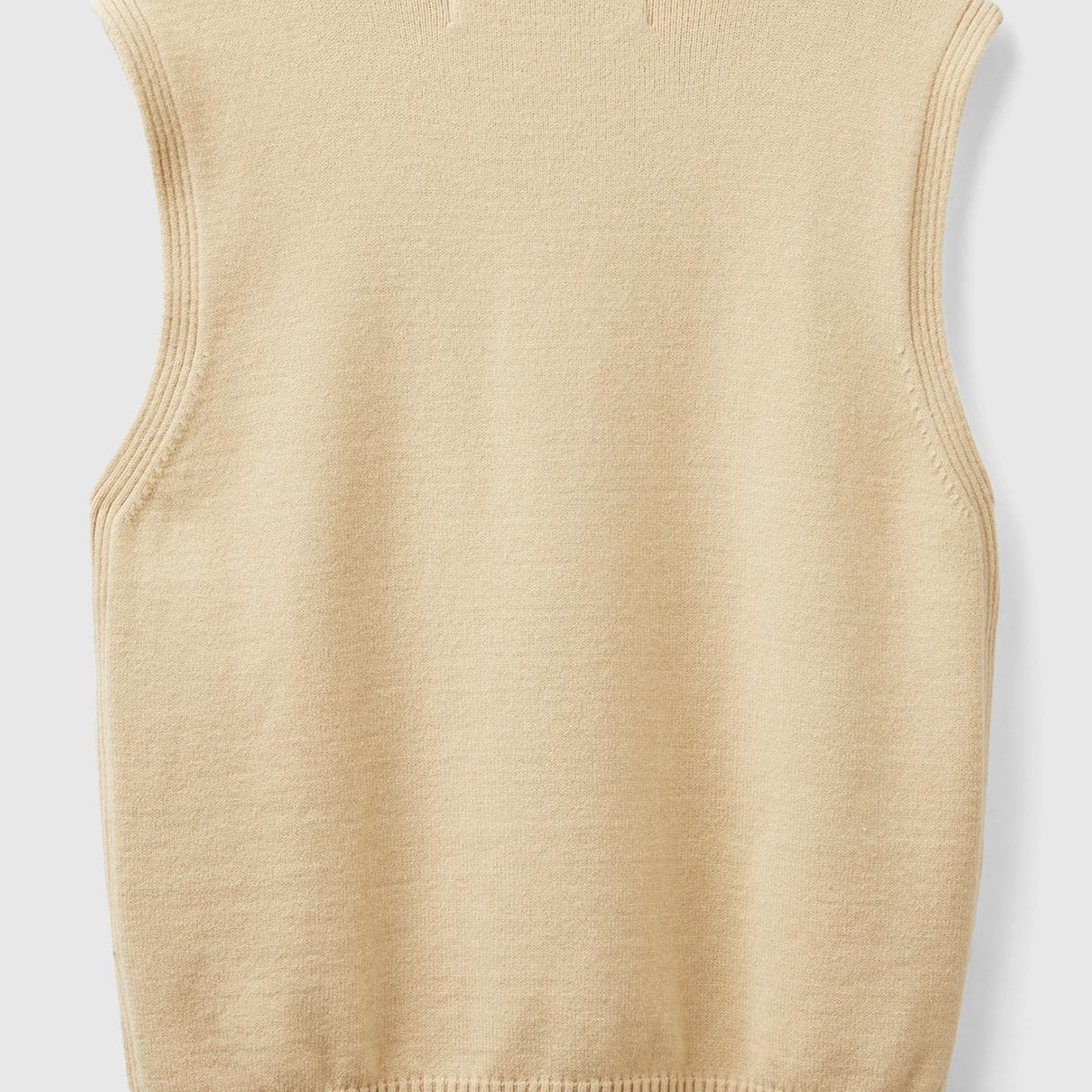 Kadın Bej Viskoz Karışımlı Yanları Yırtmaçlı Kolsuz Kazak